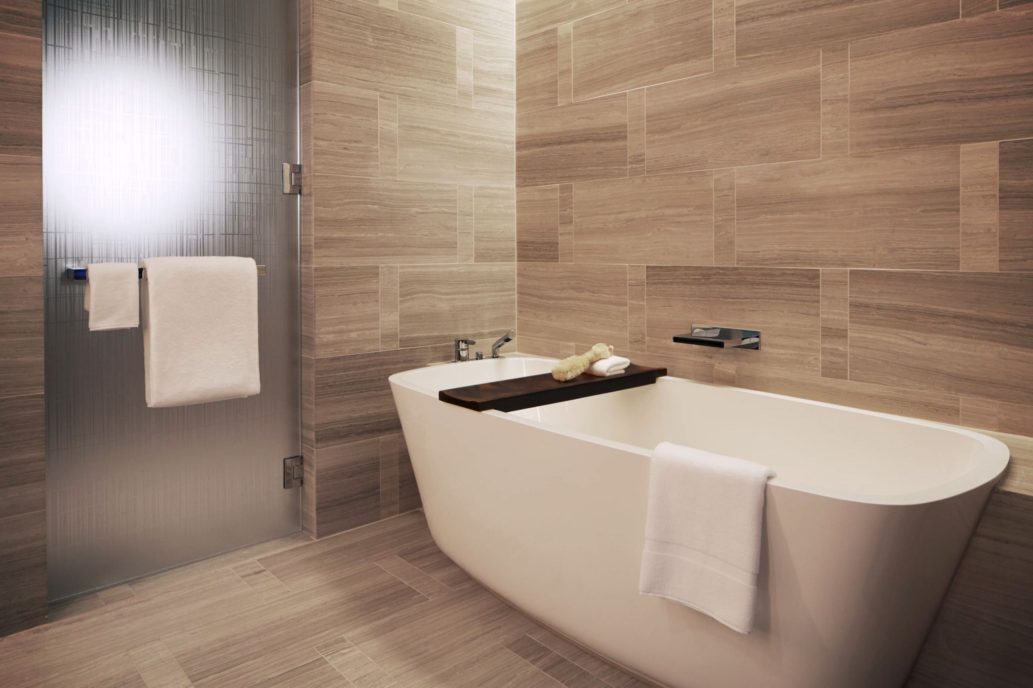 quarto com banheira - banheiro de luxo - banheira e chuveiro separados