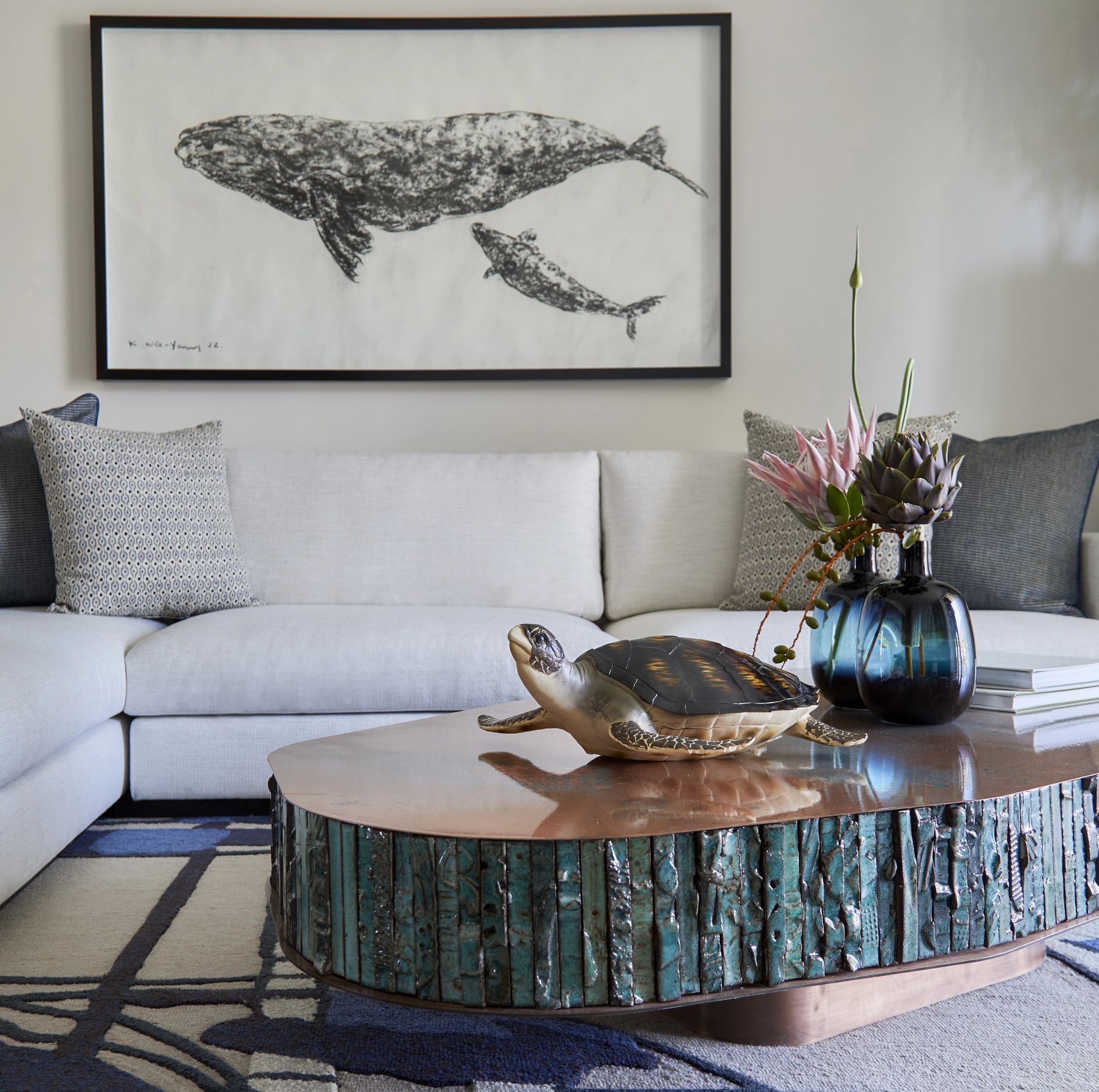 escultura tartauga - hotel sustentavel - quadro de baleia - sala de estar