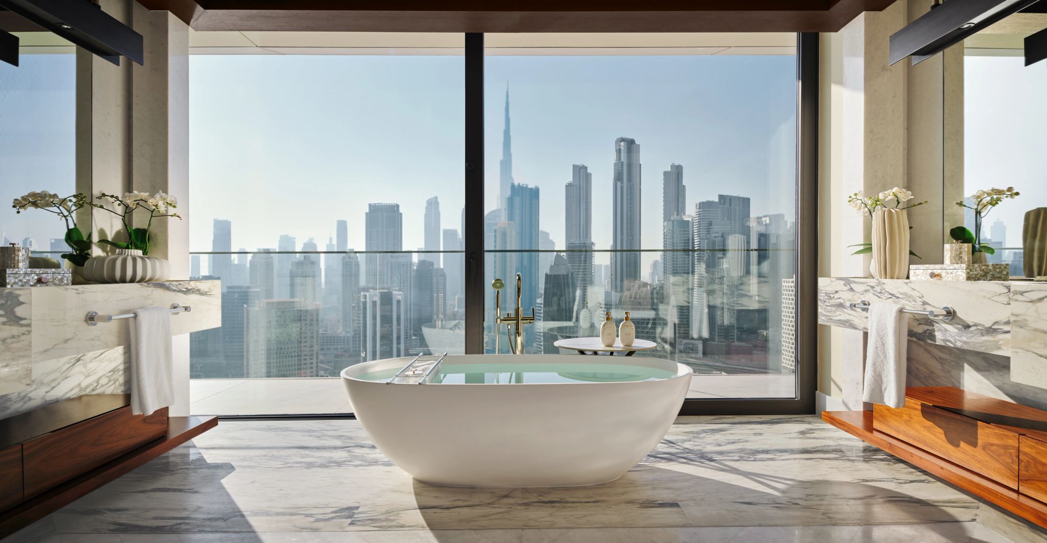 banheiro de marmore – banho de banheira – banheiro com vista