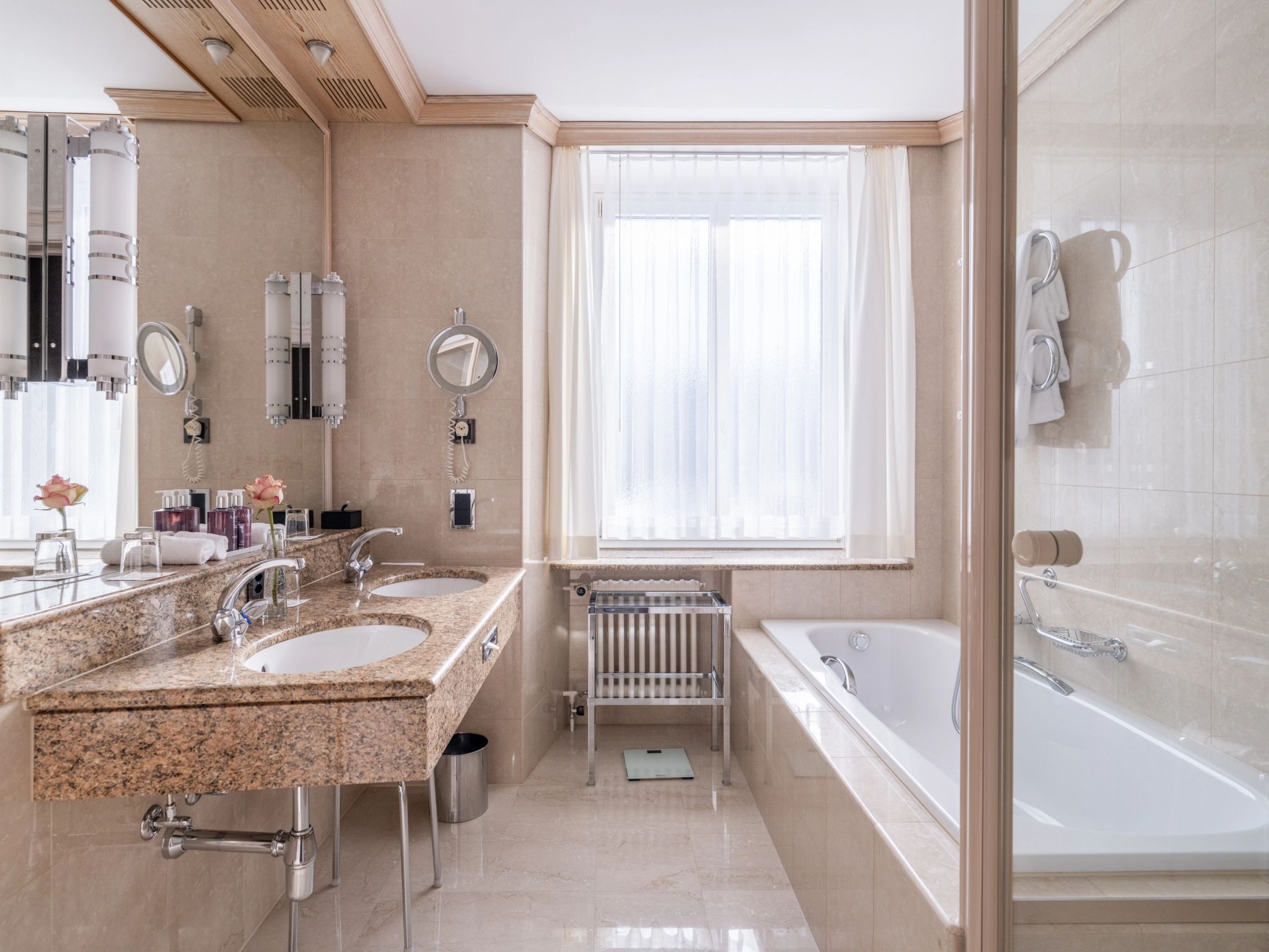 Double Deluxe Classic Lake Side banheira de imersao - quarto com banheira - banho relaxante