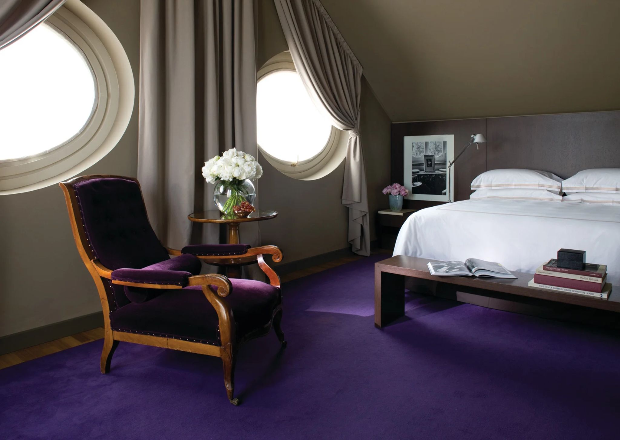 Designer Suite suite de luxo - poltrona de veludo - veludo roxo - designer suite