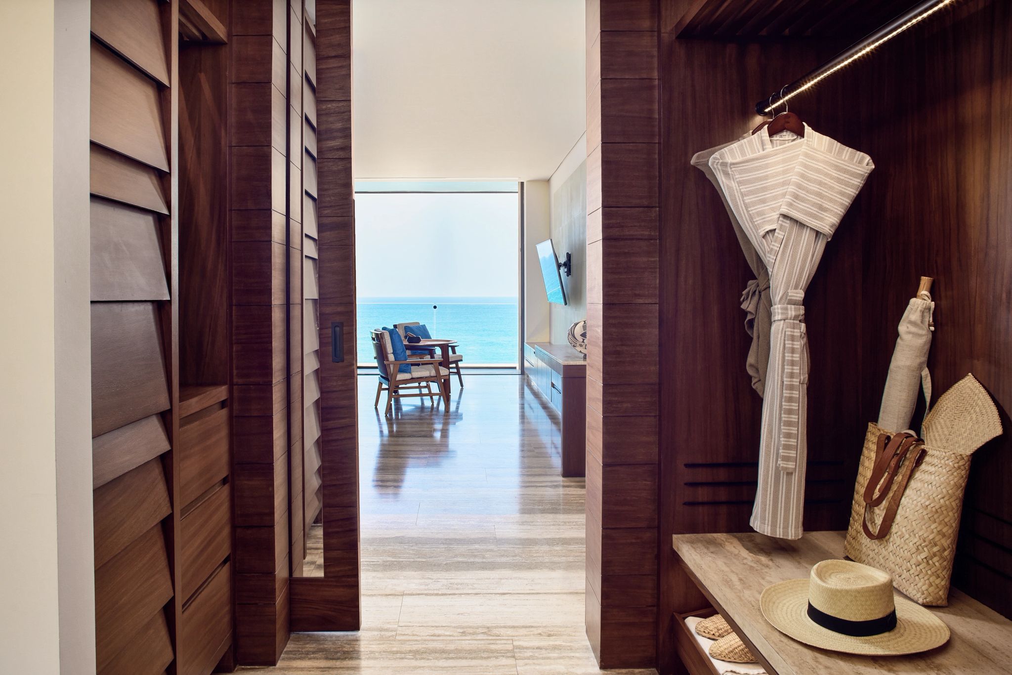 Oceanfront King Upper Floor Plunge Pool Terrace closet - closet espaçoso - quarto frente mar - vista mar - decoraçao moderna - design de luxo