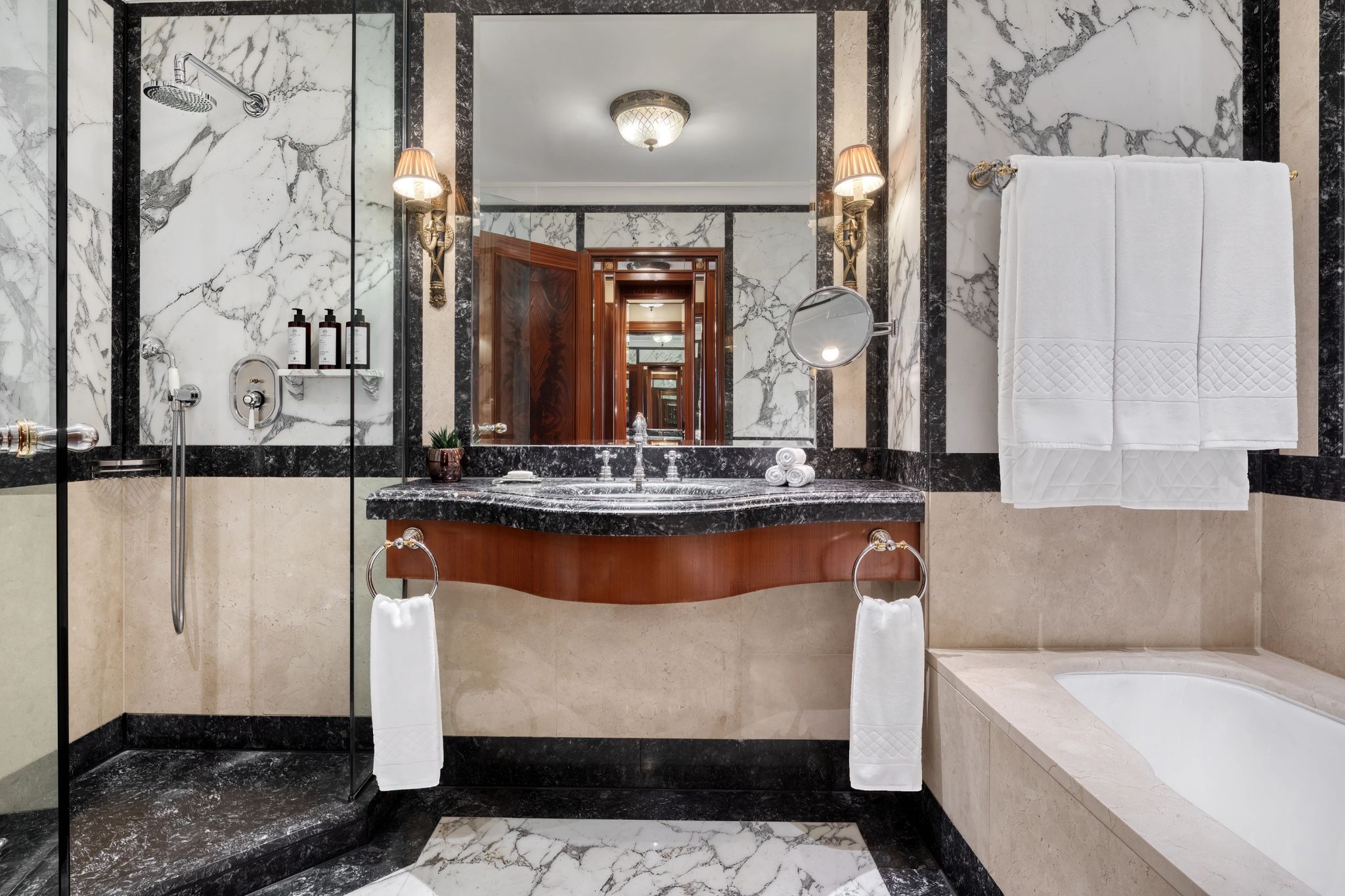 Deluxe Acropolis Twin Balcony banheira de imersao - quarto com banheira - banho premium