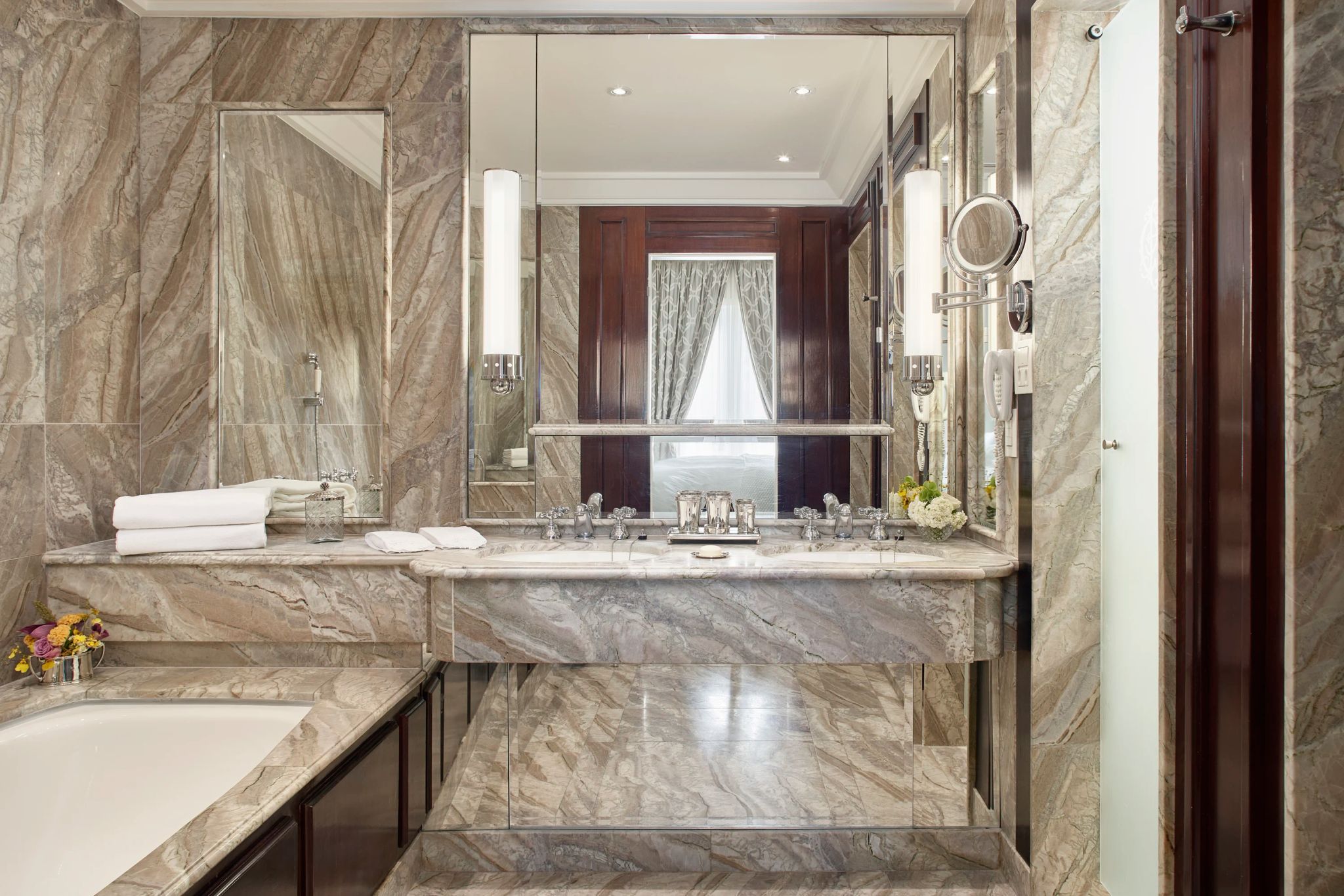 banheiro em marmore - suite de hotel - belmond