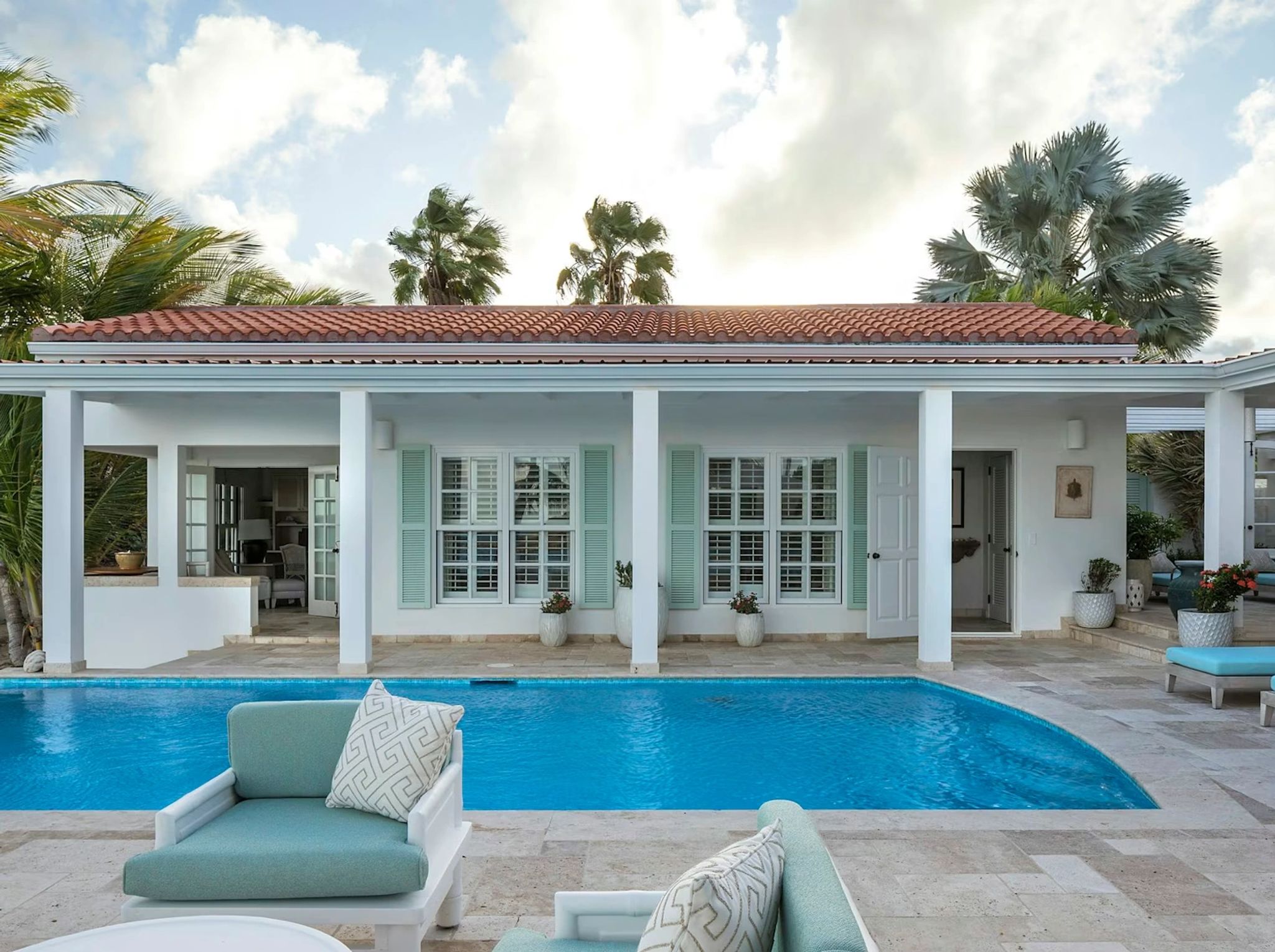piscina aquecida - fachada da vila - design clean branco
