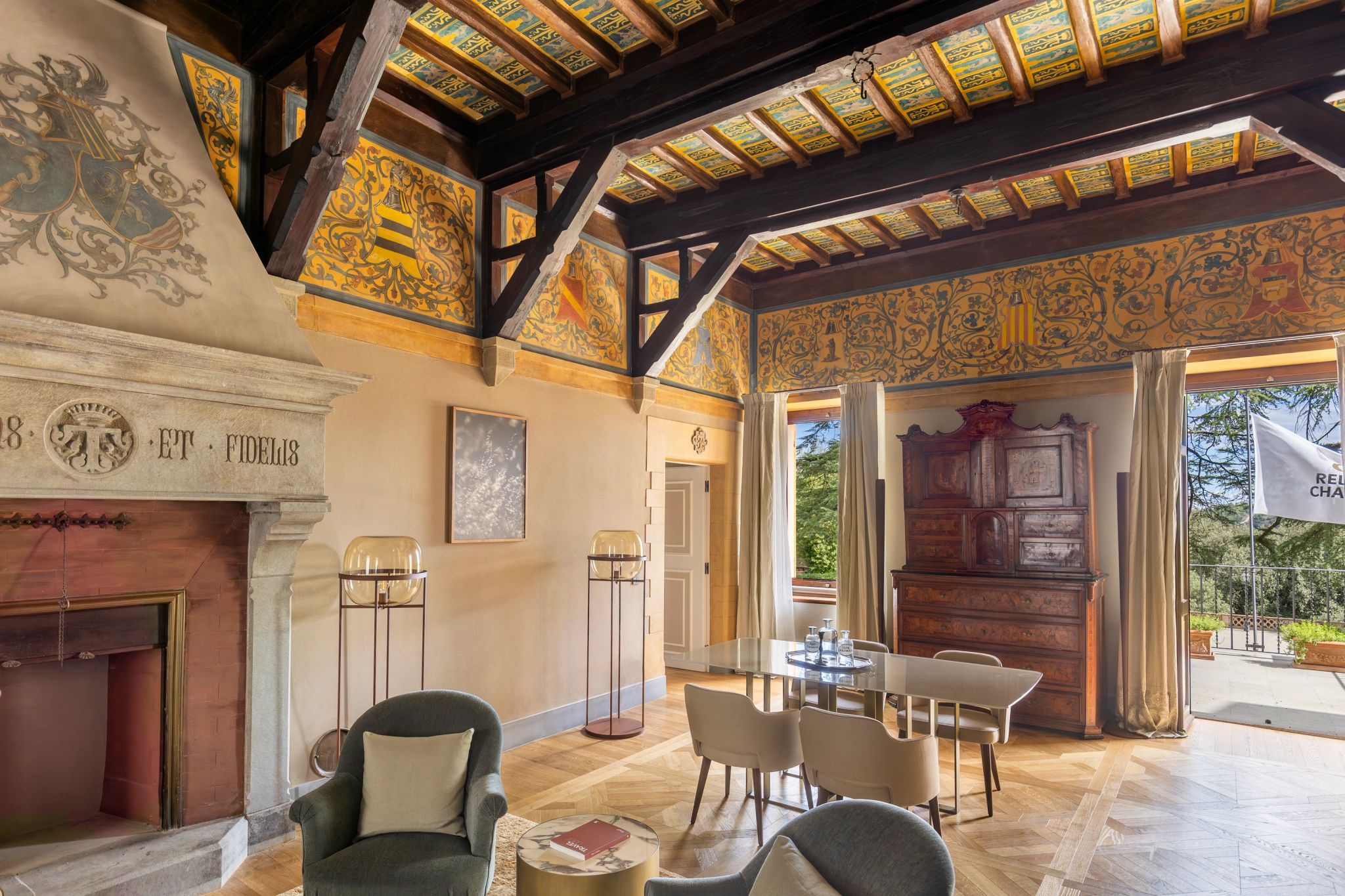 Conte Suite decoraçao em madeira – area de estar – mesa de jantar