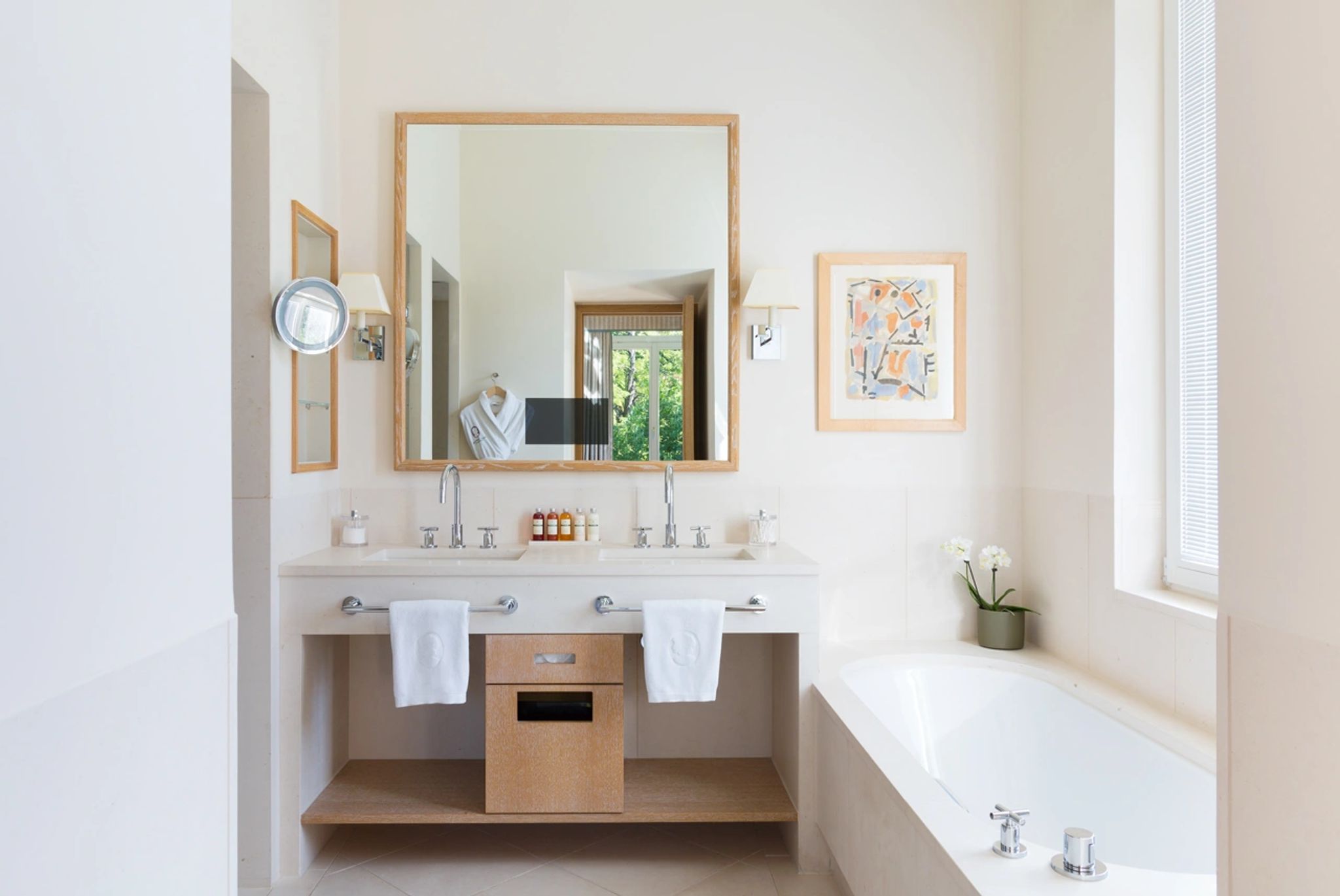 banheiro mármore claro - banheira imersão - bancada dupla