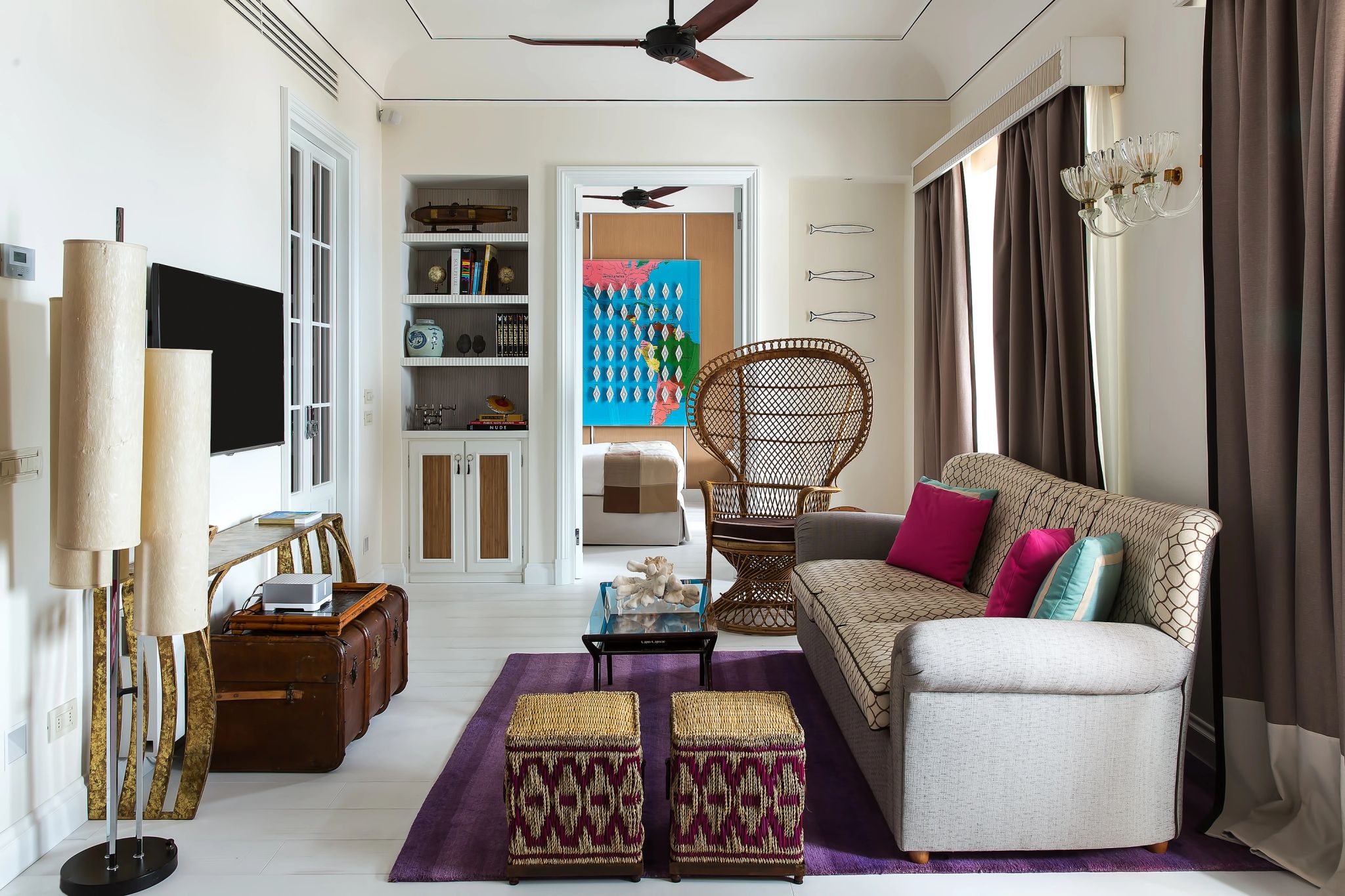 Bellevue Suite Sea and City View sala de estar – sofa confortavel – suite com arte