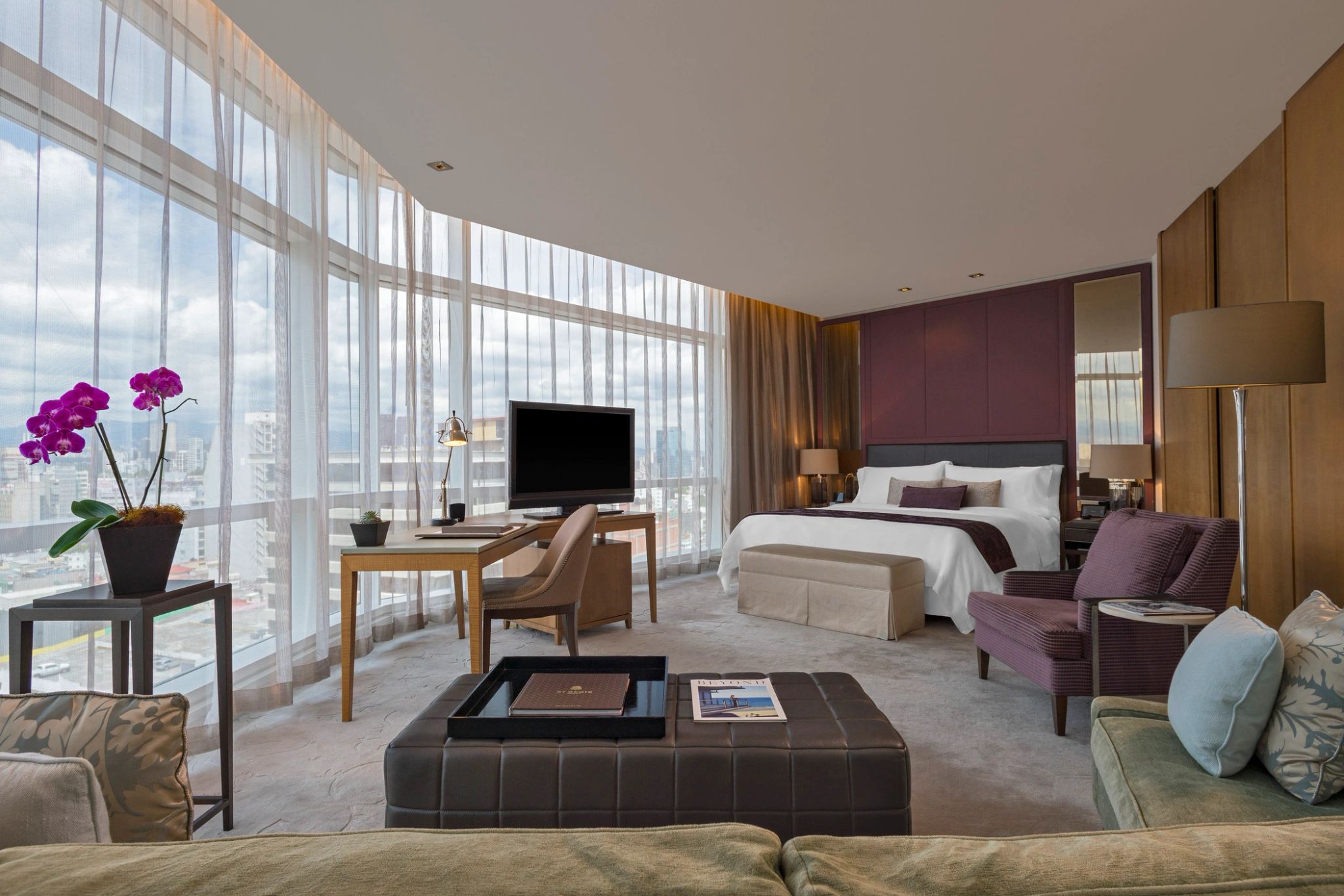 vista panoramica – mesa de escritorio – cama casal - decoração moderna