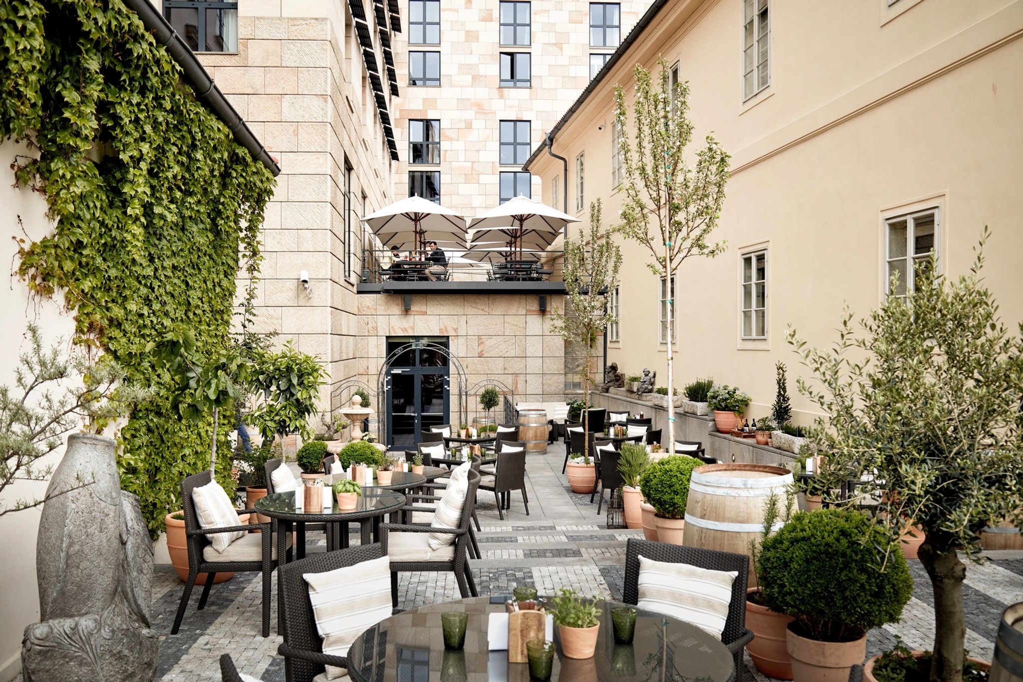 Restaurante patio interno com area verde e charme europeu no four seasons prague