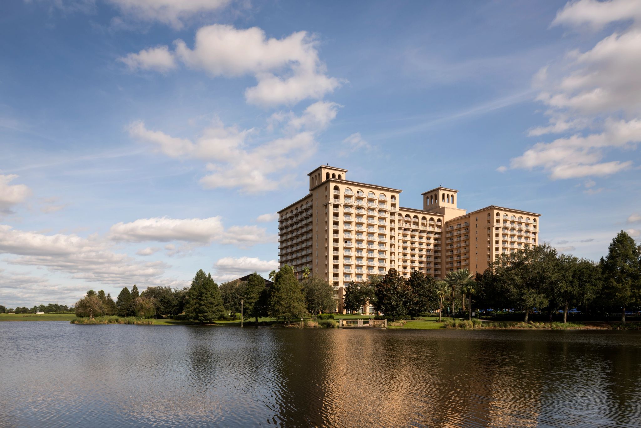 hotel beira lago - paisagem natural - natureza