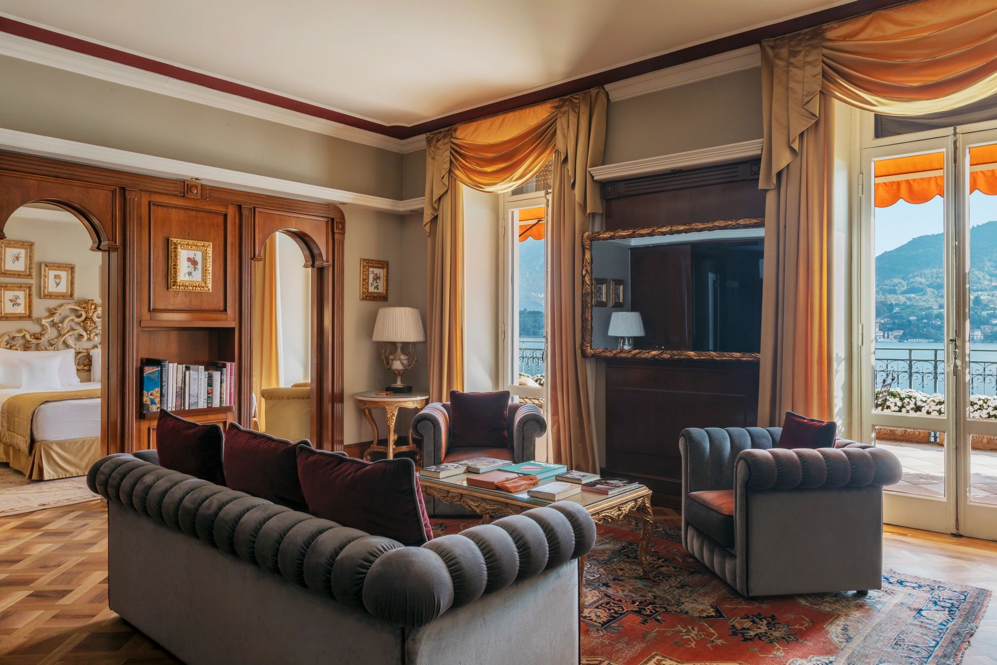 Suite Greta sala de estar - vista lago di como – mobiliario classico