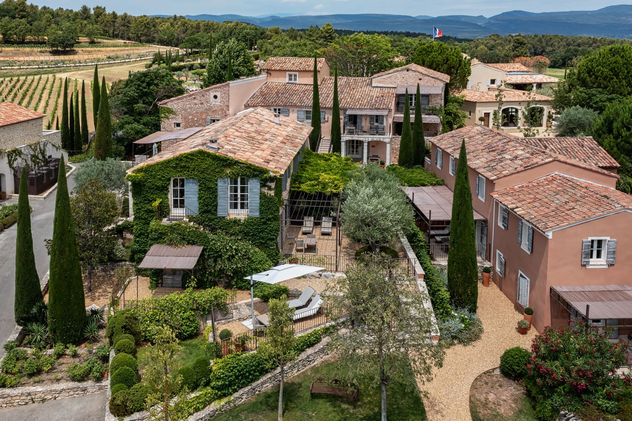 cipreste italiano – coquillade provence – arquitetura original - vilarejo rural