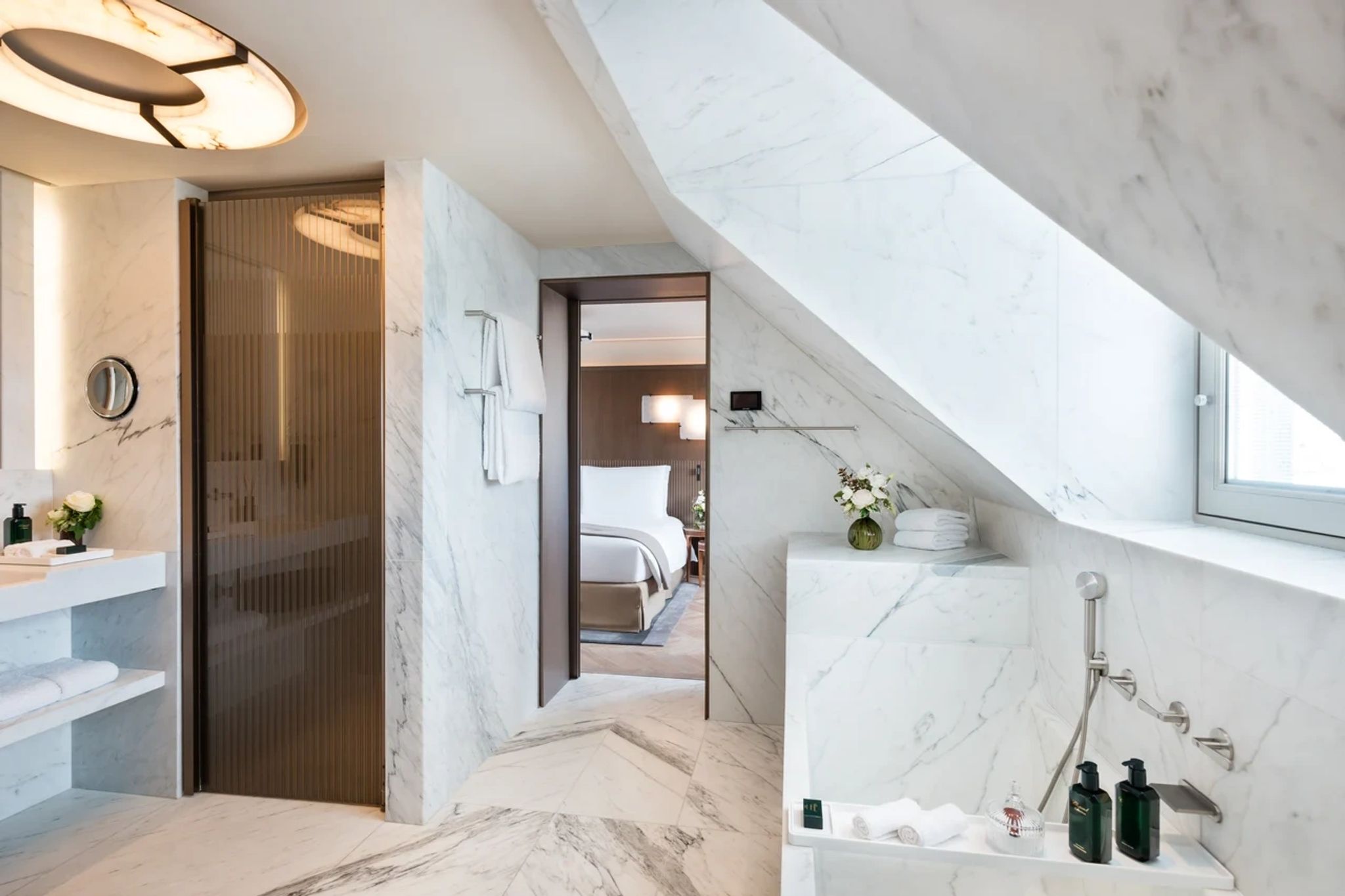 Appartement Eiffel banheiro em marmore - banheiro chique - banheira de imersao