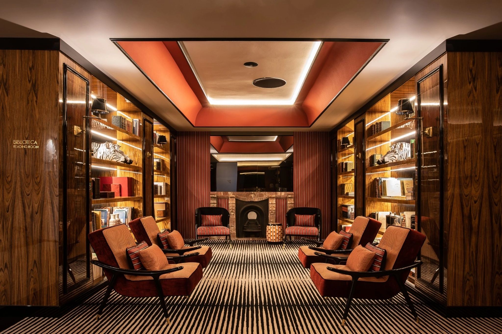 Biblioteca sofa de luxo – livros no hotel - biblioteca