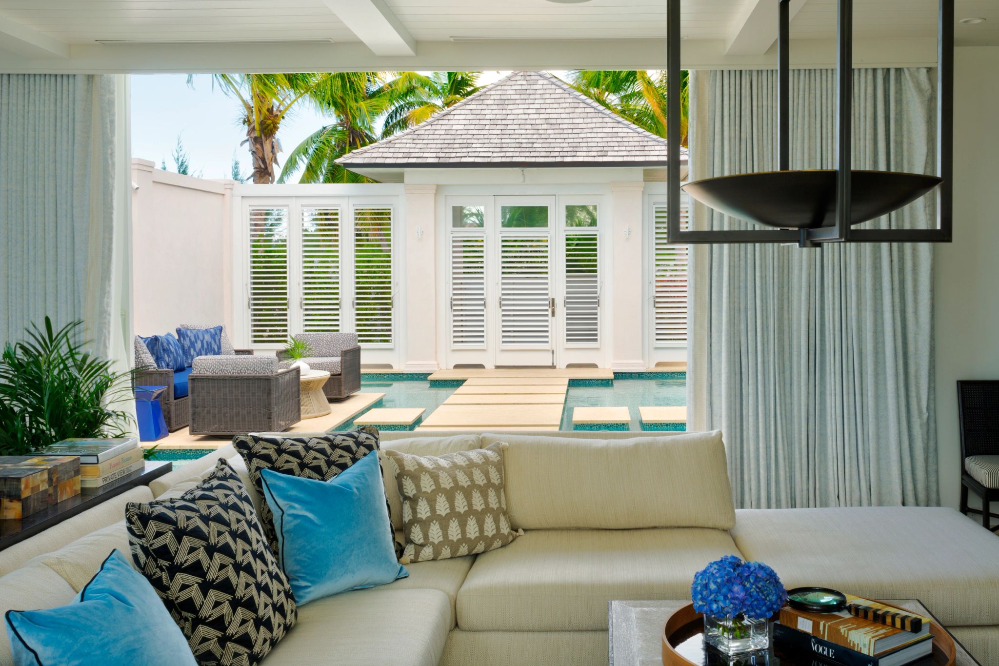 sala de estar - sala moderna - sofa confortavel - sala privativa - villa com piscina