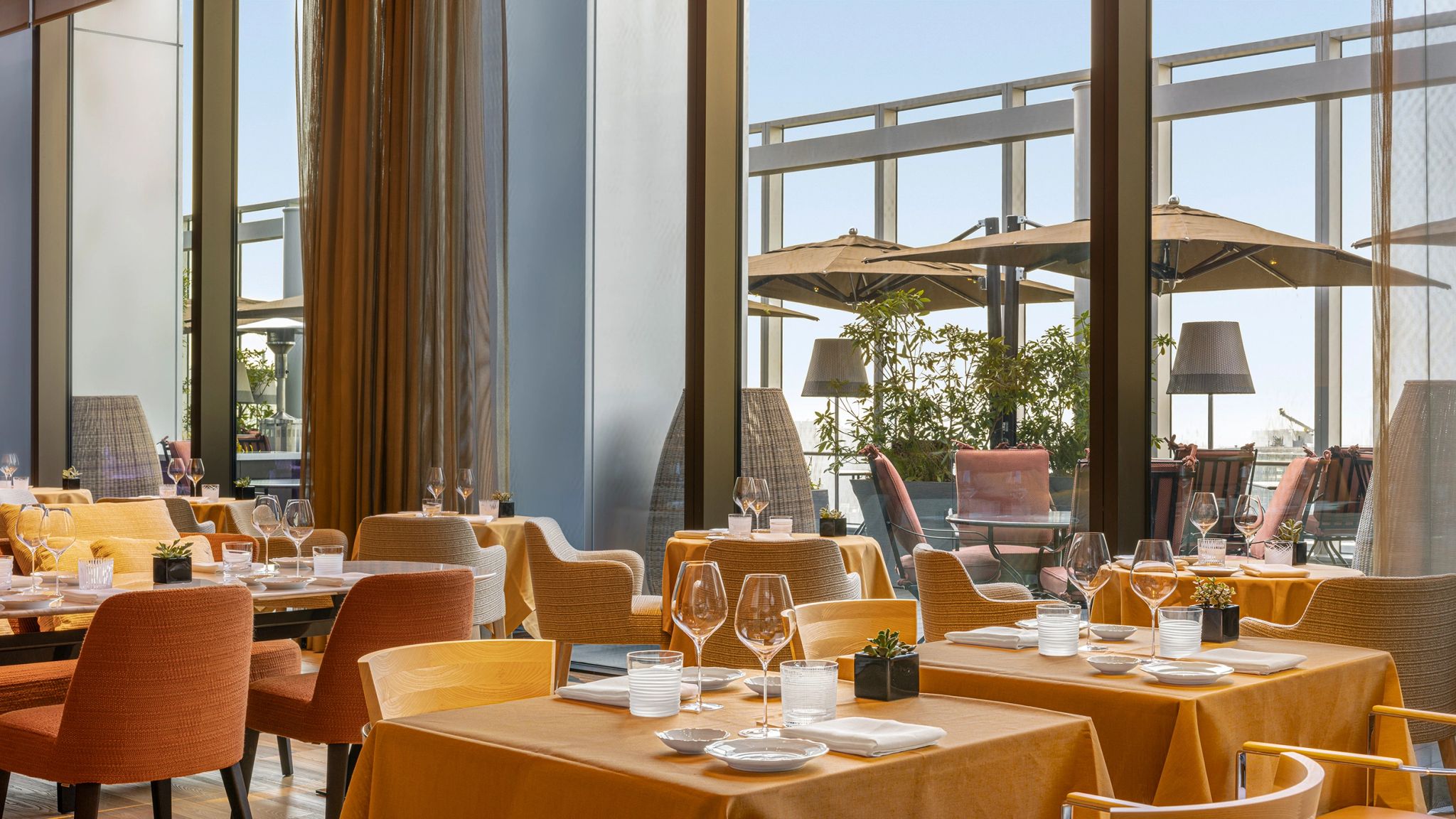 mesas restaurante vista panoramica - skyline tokyo luxo - jantar exclusivo