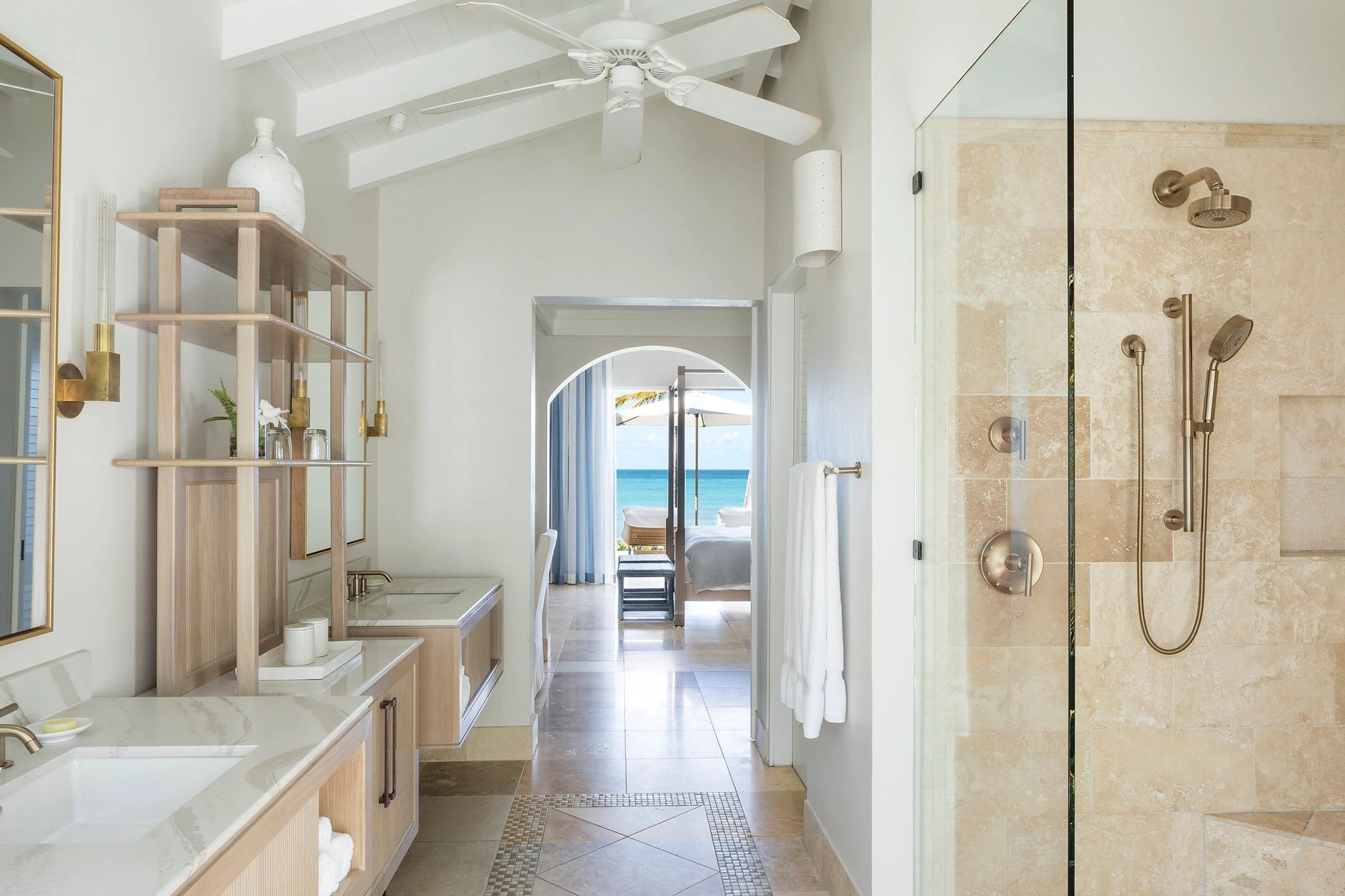 Beachside Suite banheiro de luxo - suite vista mar - banheiro moderno - chuveiro lata pressao