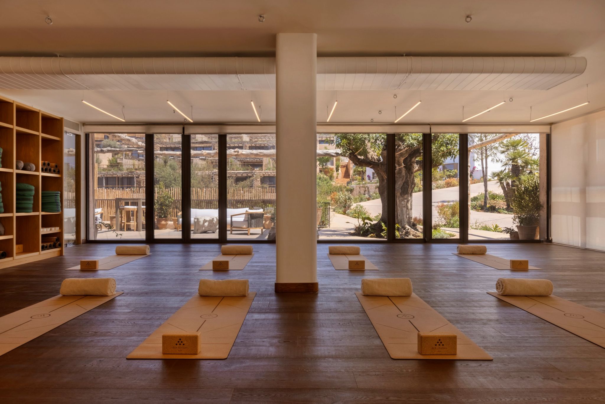 Yoga Studio sala ampla com piso de madeira - tapetes de yoga - vista natureza