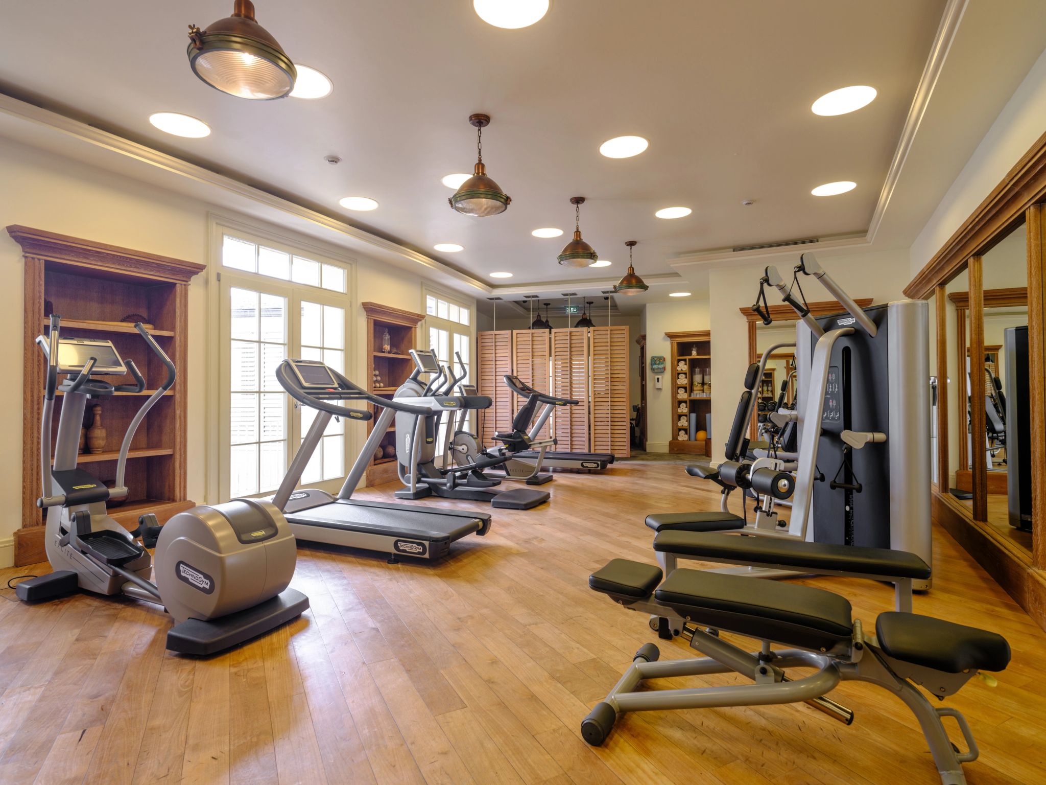 Academia esteiras e pesos modernos - espaco fitness - treino premium