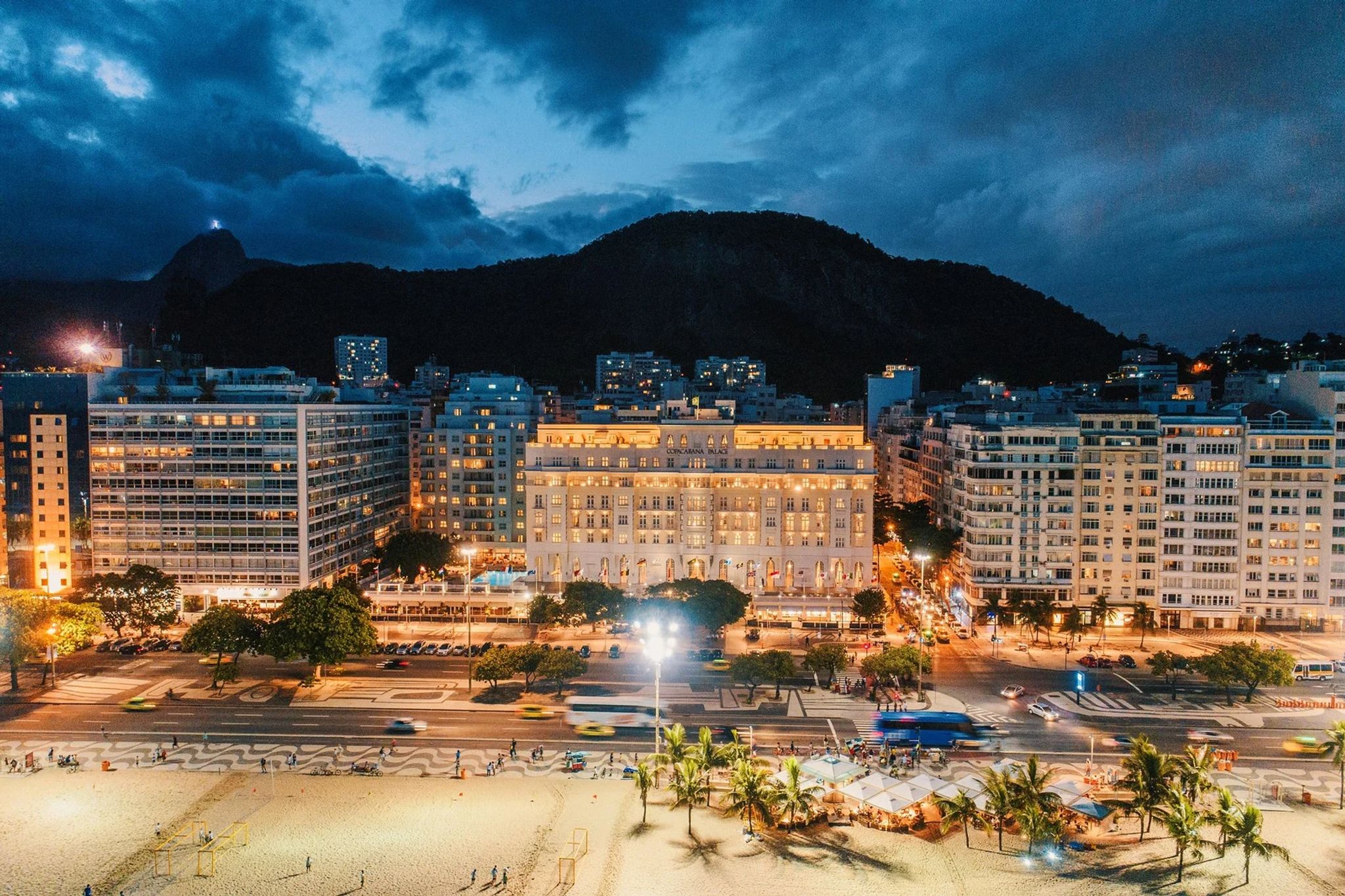 fachada do copacabana palace - hotel a noite - hotel de luxo no rio