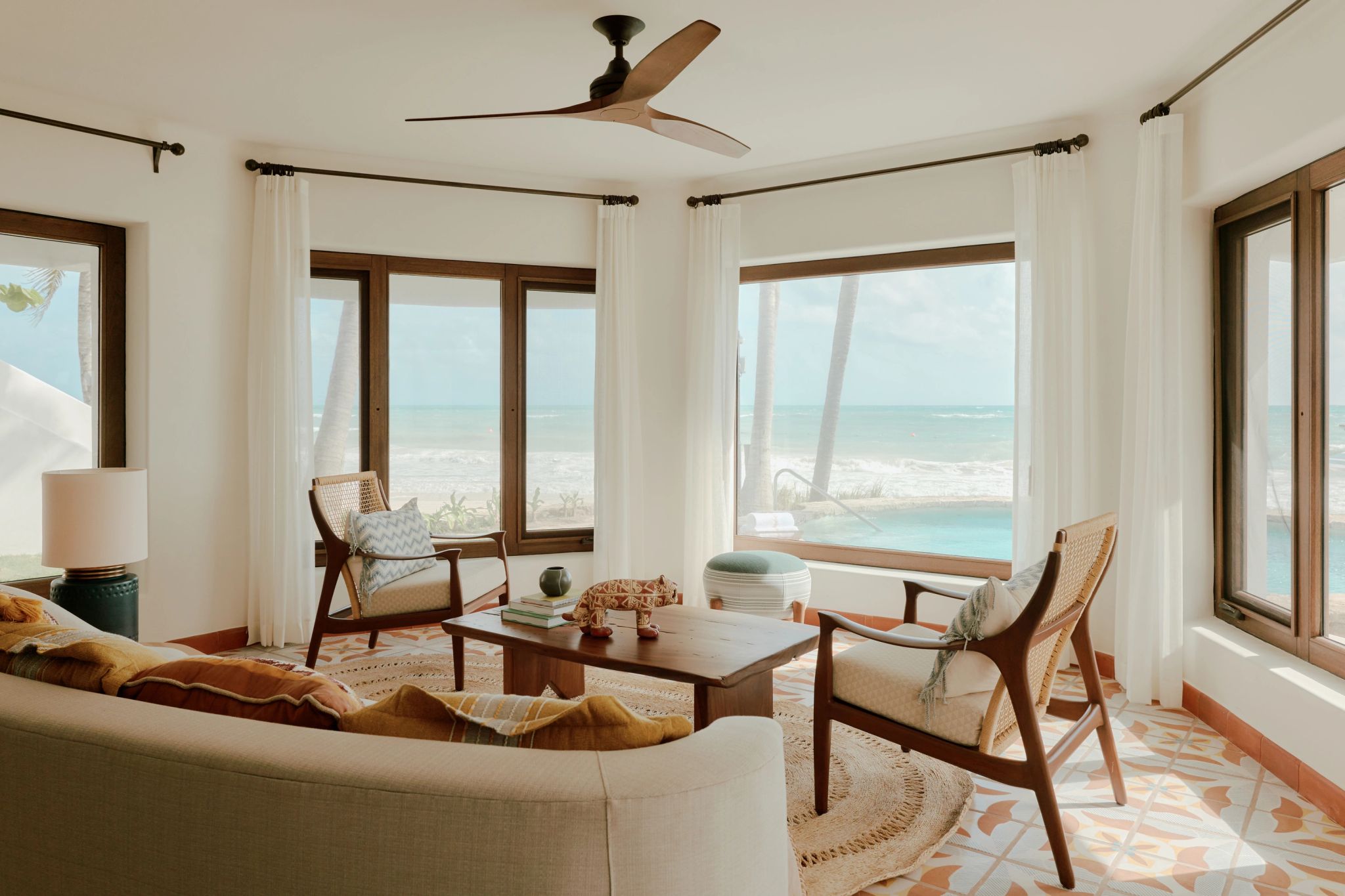 Oceanfront Two Bedroom Plunge Pool sala de estar suite – suite vista mar – decoracao contemporanea