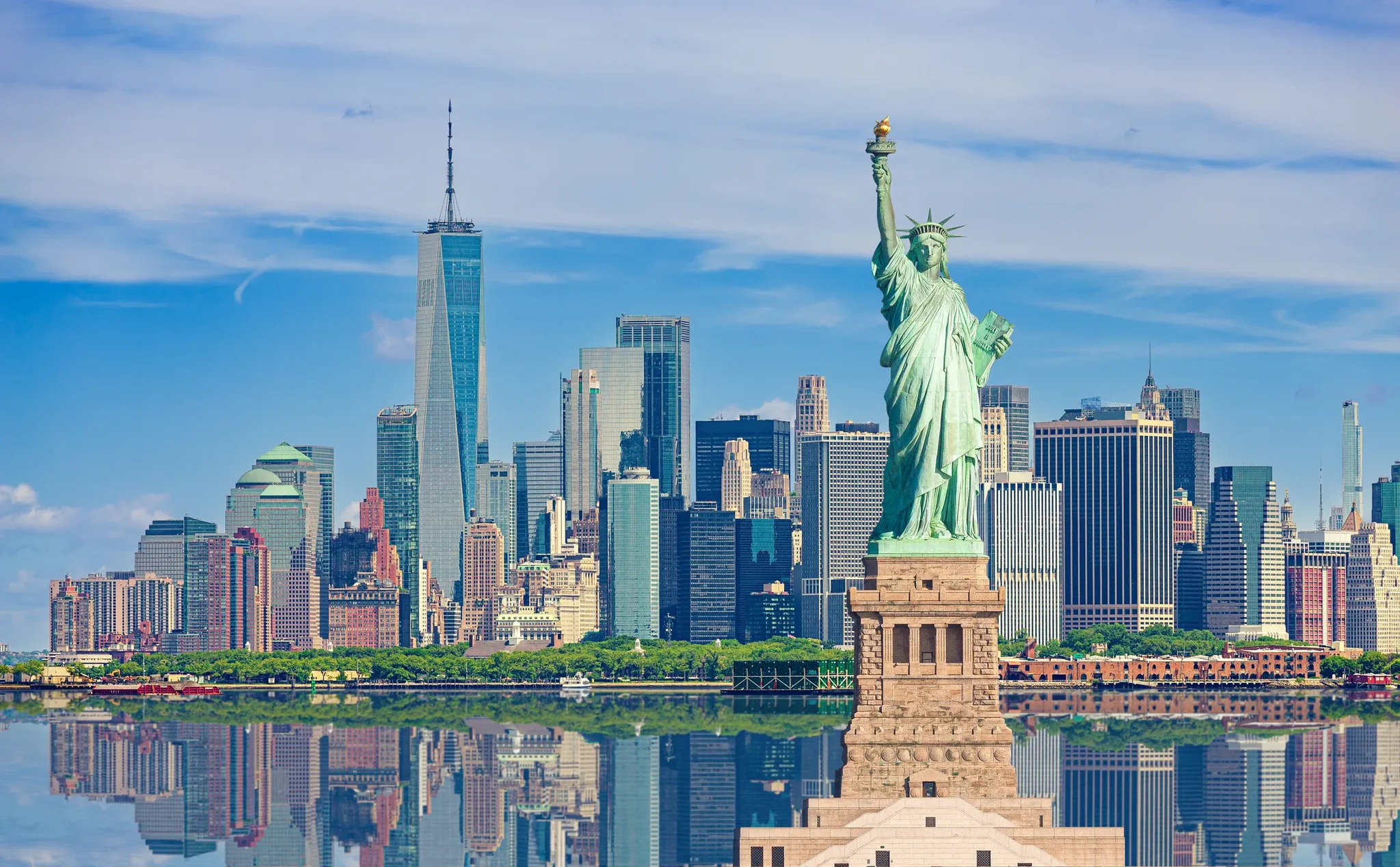 estátua-da-liberdade-e-skyline-de-nova-york-com-manhattan-financial-district