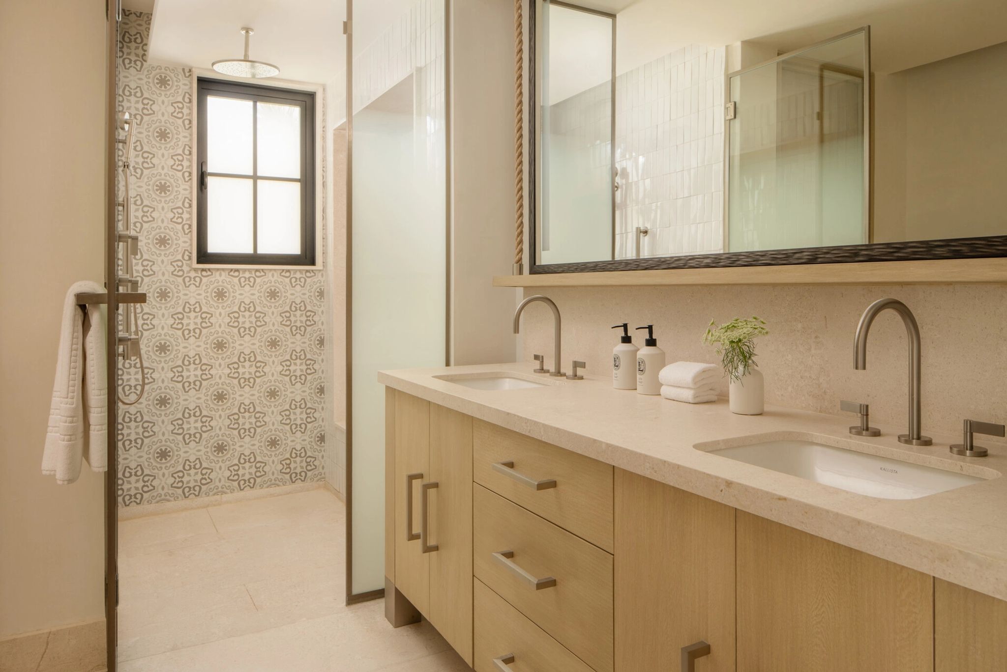 Oceanfront Five Bedroom Residence Pool chuveiro alta pressao - banheiro de luxo - pia dupla