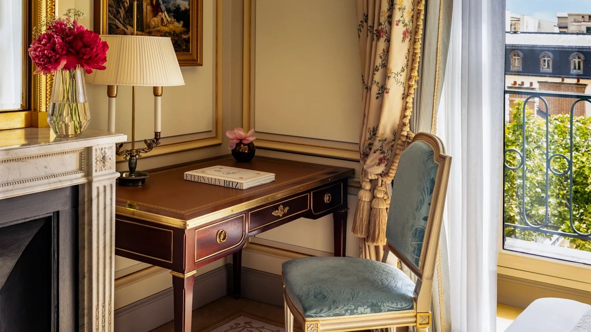 mobiliario epoca luxo - decoracao folha de ouro - design frances classico