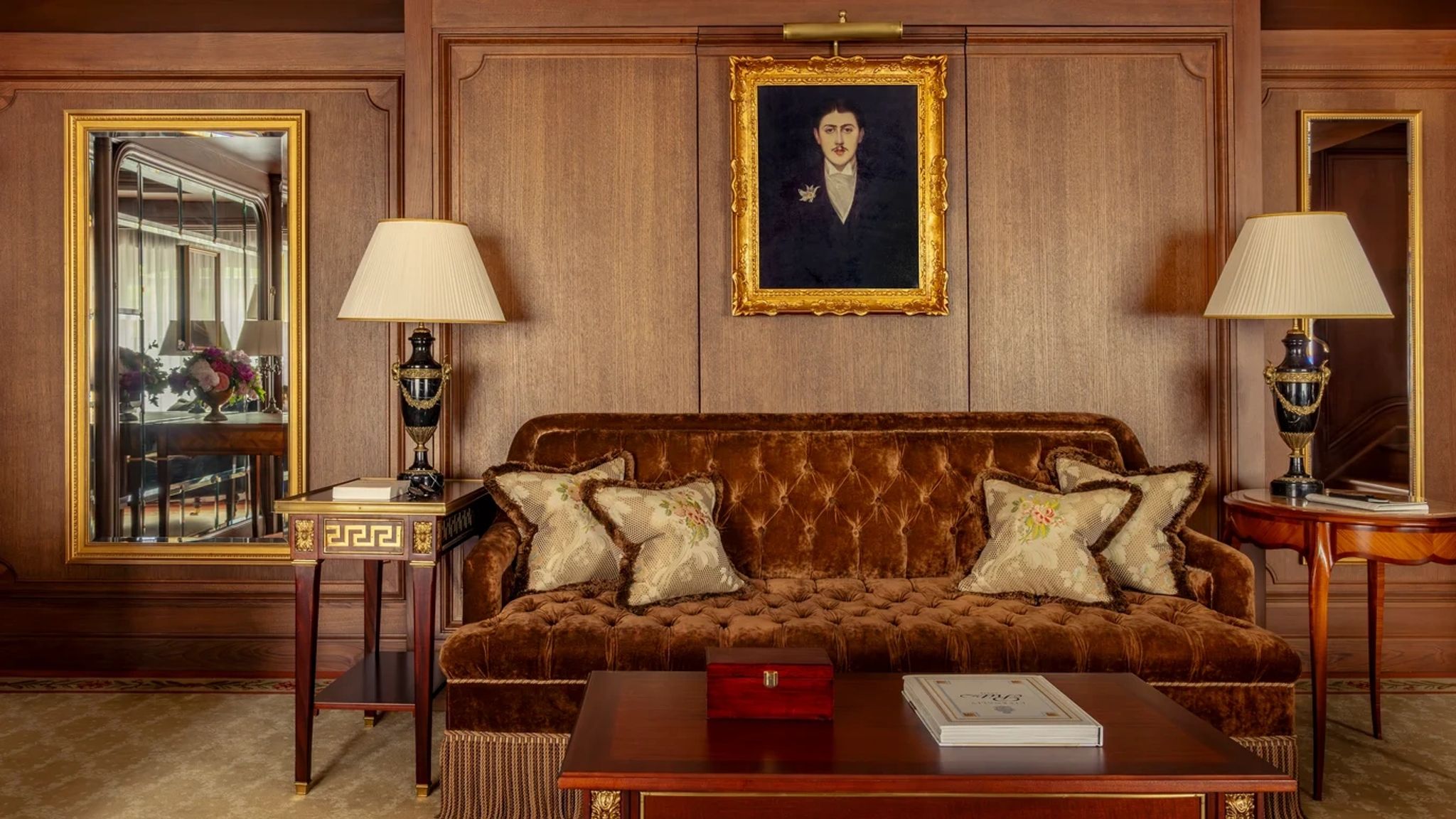 suite marcel proust - detalhes talhados madeira - suite decoracao luxo
