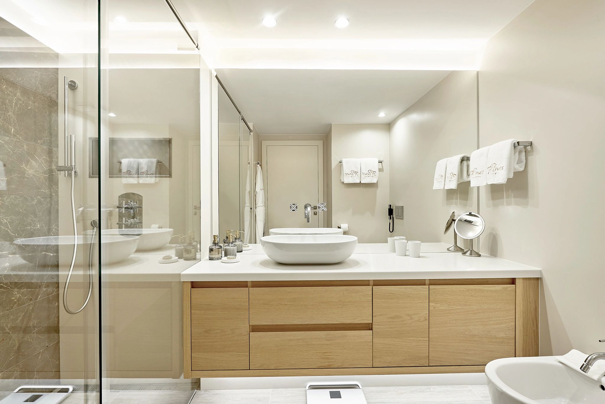 Family Suite Two Bedroom  design moderno – banheiro de luxo – experiencia de banho cinco estrelas