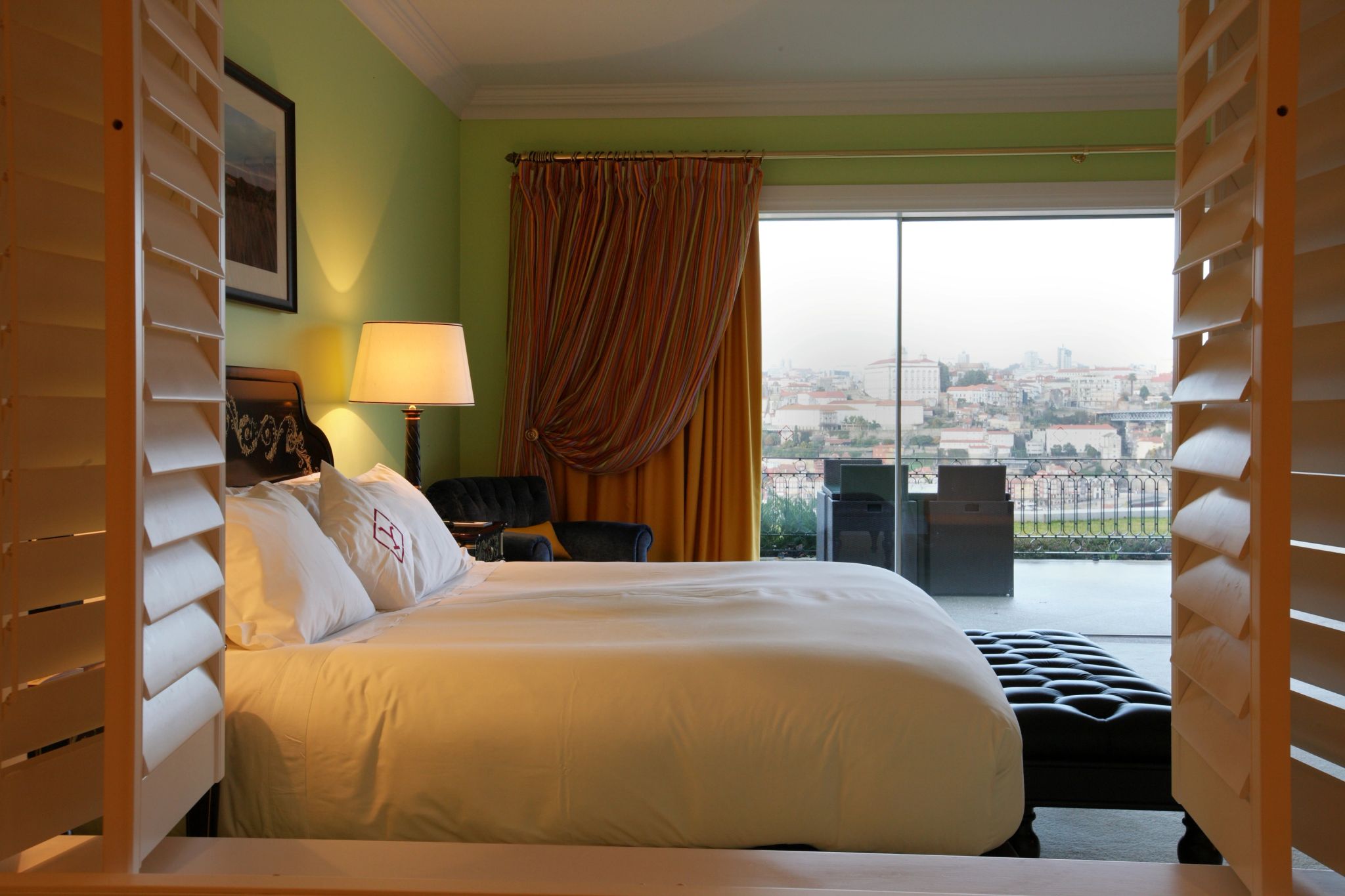 Superior varanda com vista – vista cidade do porto – cama de hotel