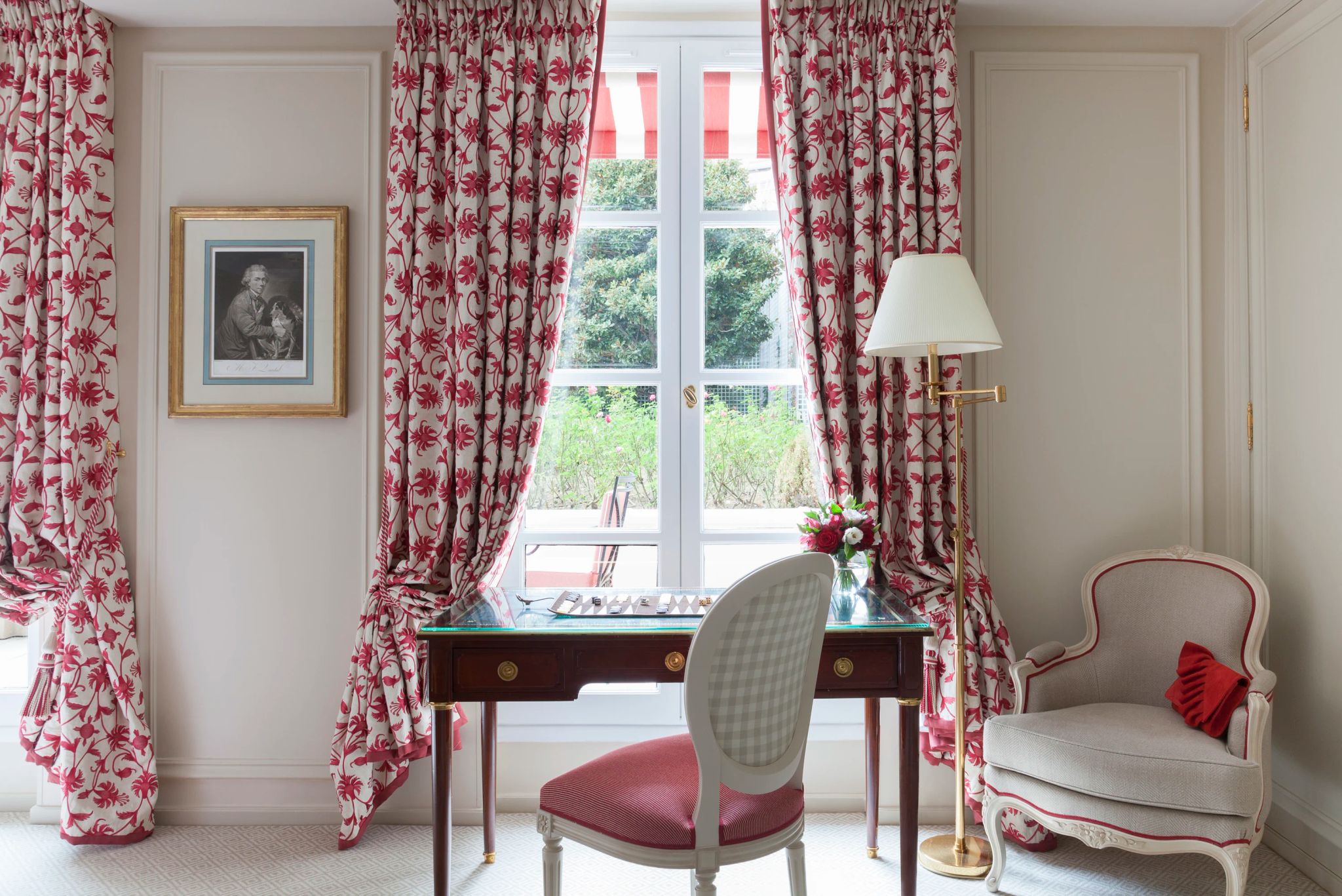 Deluxe Garden View estampa floral - quarto rosa - quarto vista jardim - mesa de escrivaninha