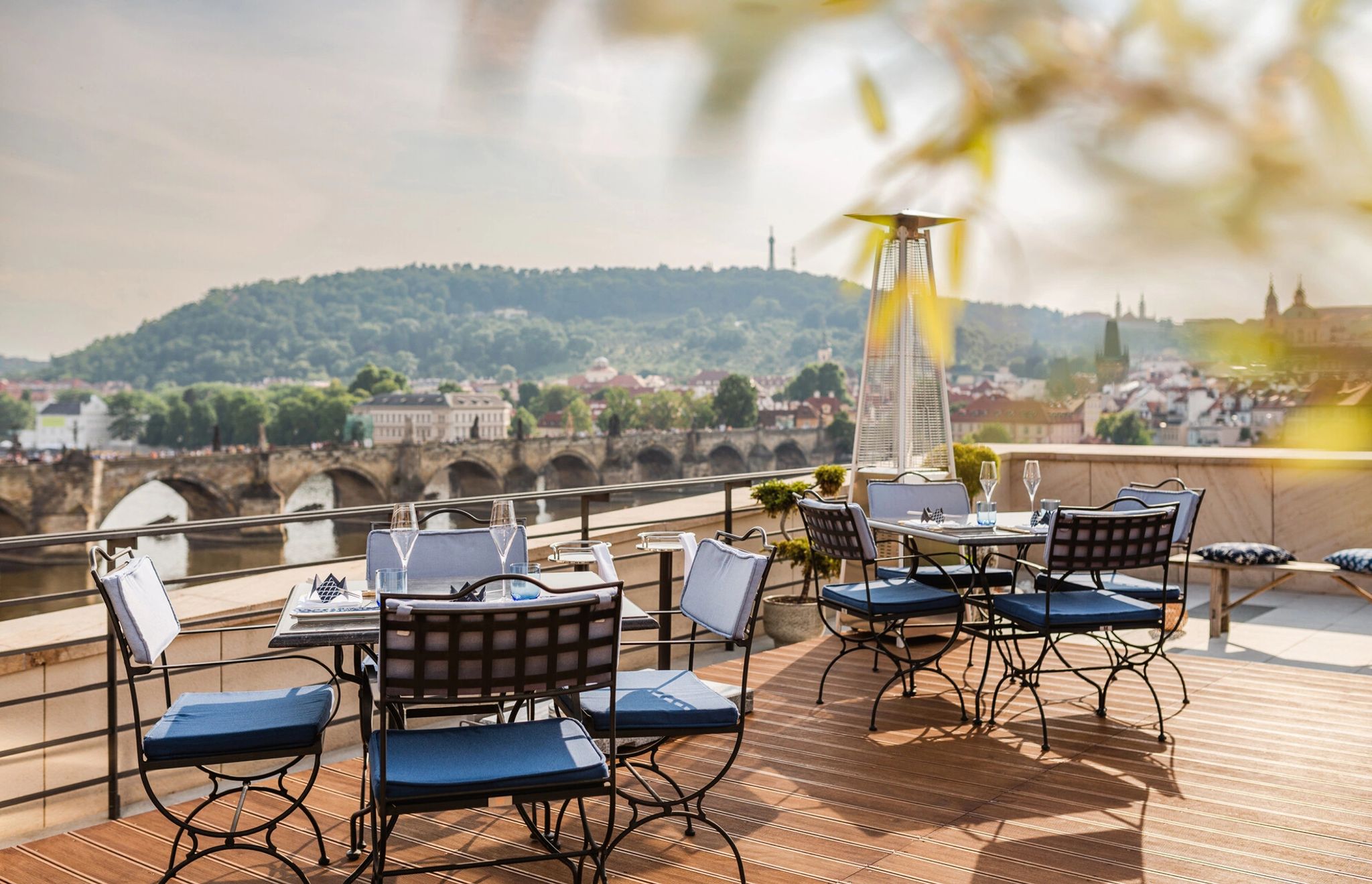 mesa de cafe da manha ao ar livre com vista para o rio moldava em praga