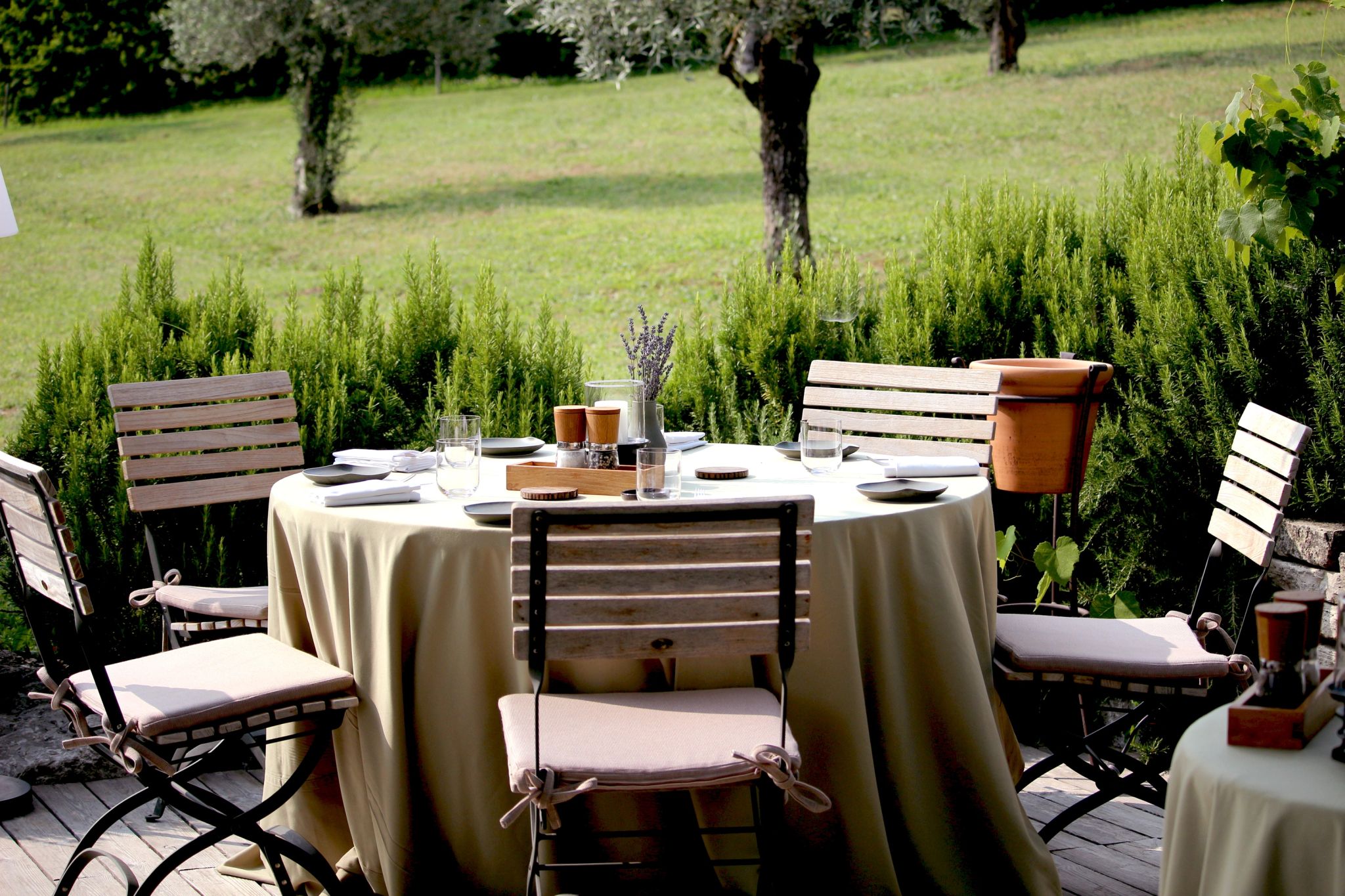 Restaurante Les Vignes et son Jardin almoço no campo - culinaria local – almoço no terraço - alta gastronomia - terraço gourmet