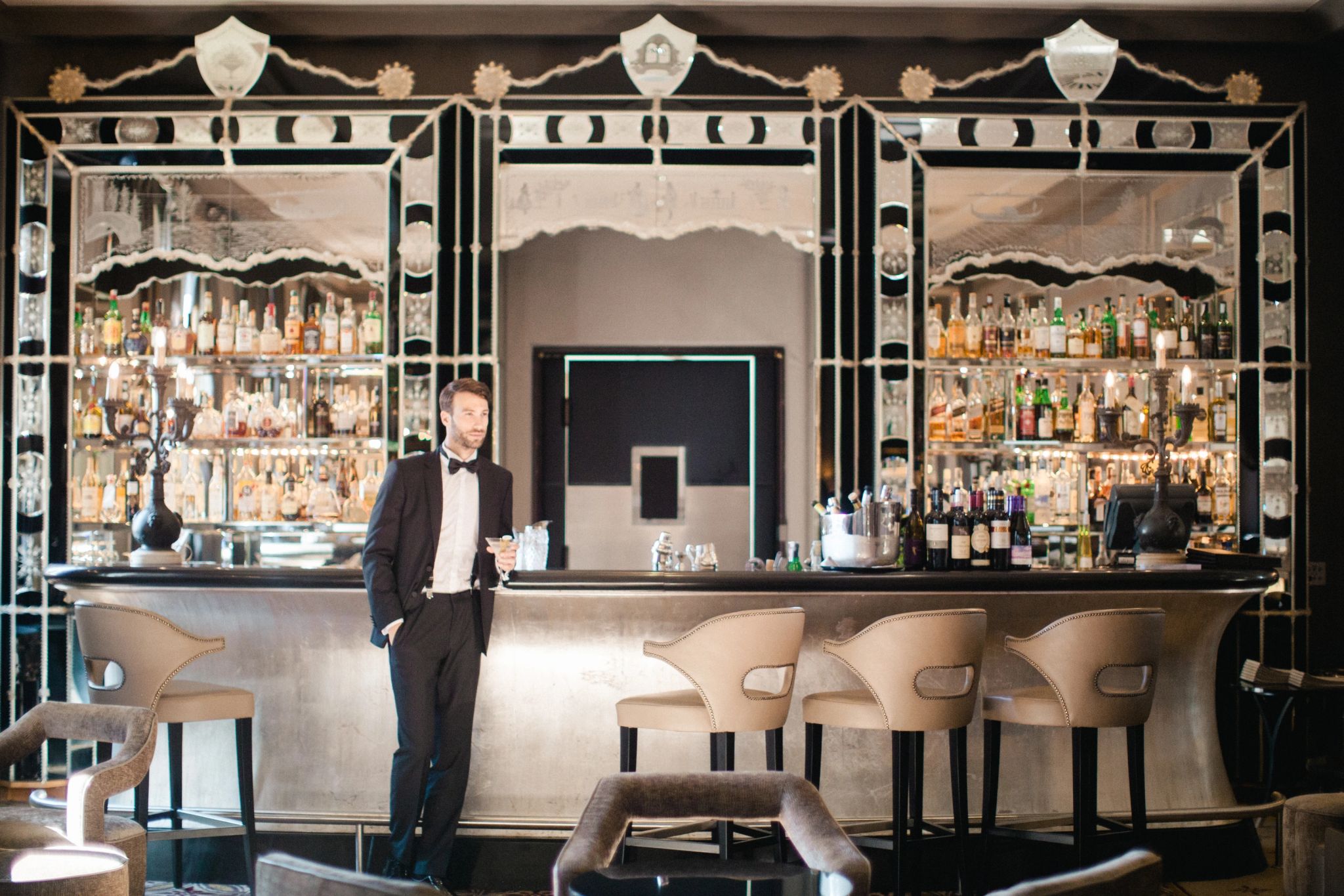 bar moderno - bebidas premium - vida noturna - bar animado