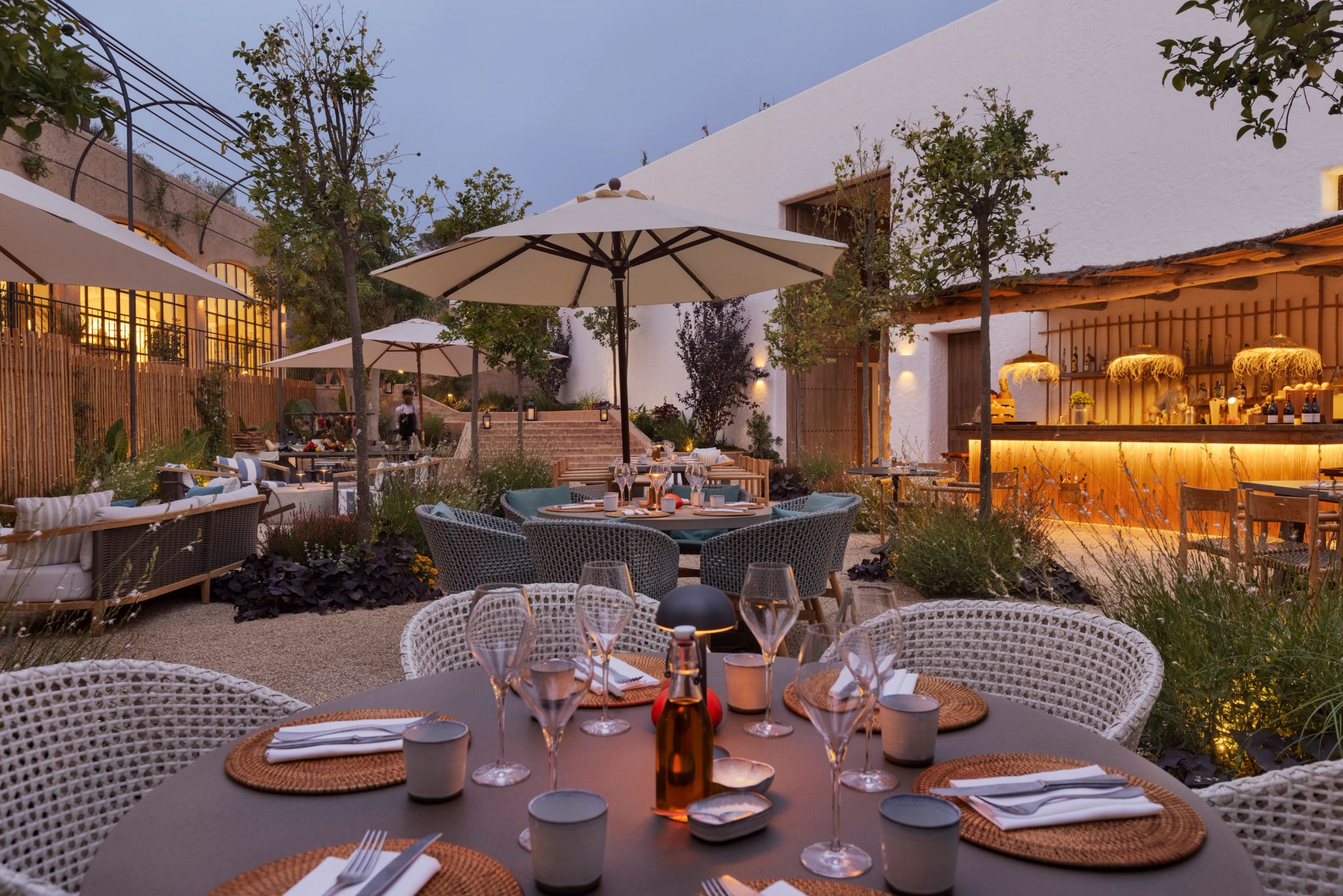 Orchard mesas iluminadas por velas - luzes decorativas nas arvores