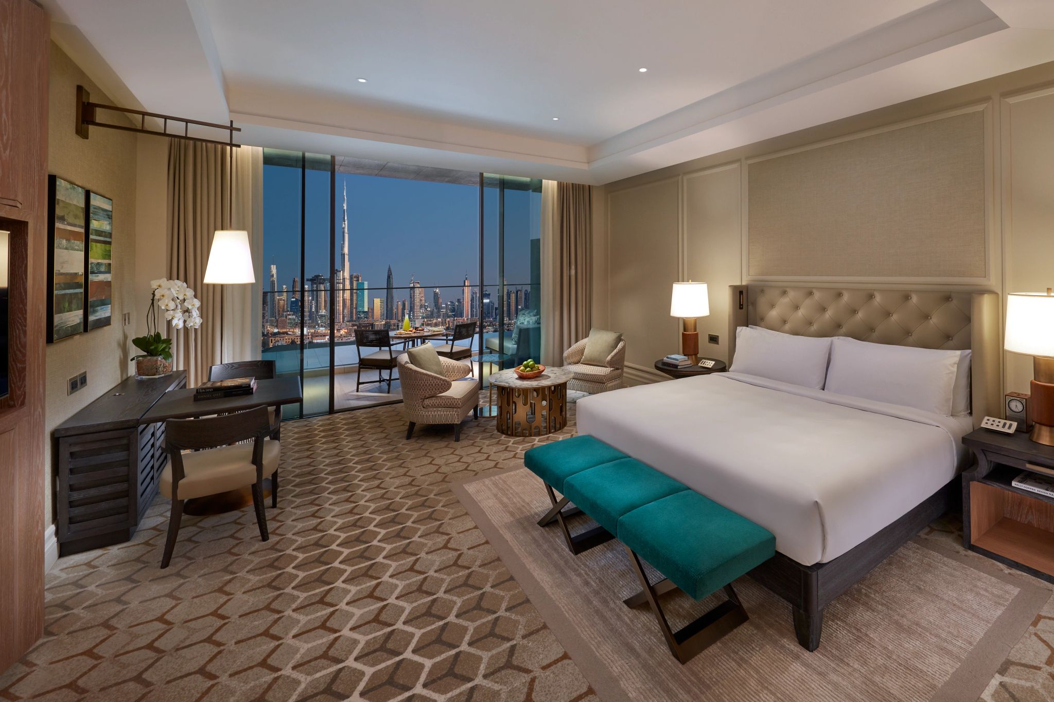 Deluxe Skyline View King quarto com varanda – quarto de luxo – cama king - quarto vista dubai - quarto de hotel