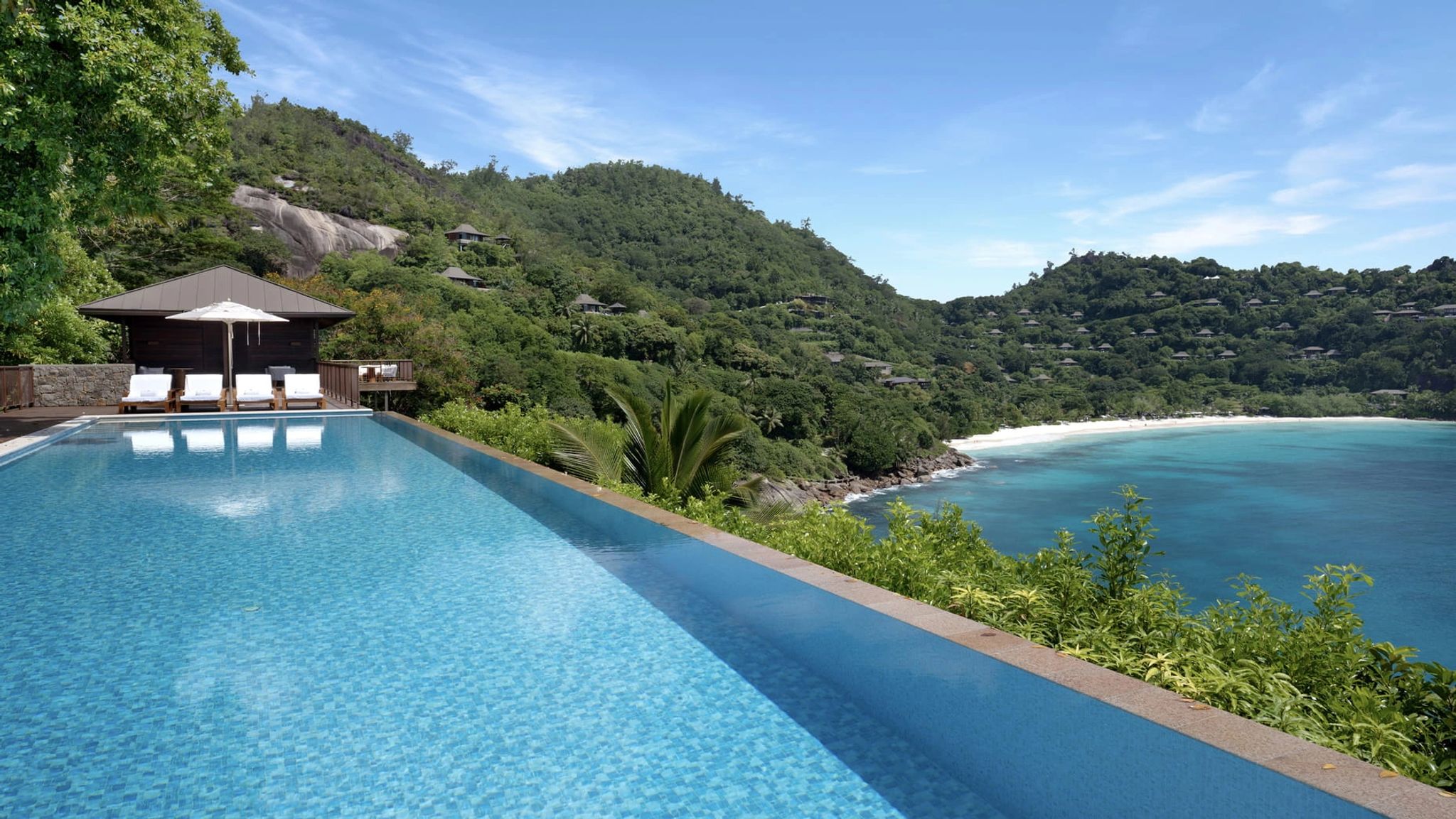 piscina externa - vila com piscina - lazer ao ar livre