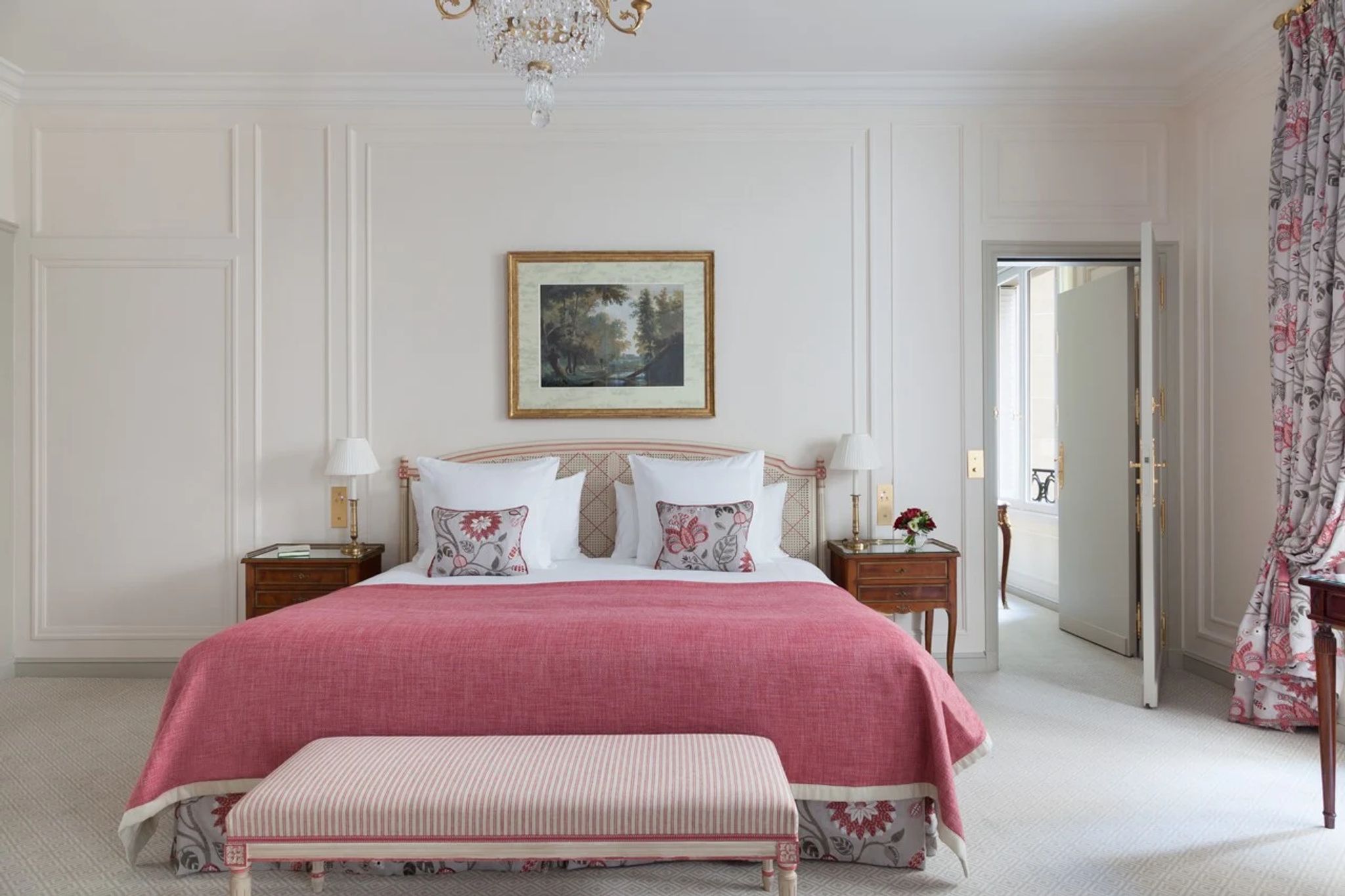 Deluxe Suite suite deluxe le bristol - suite com cama king - quarto rosa