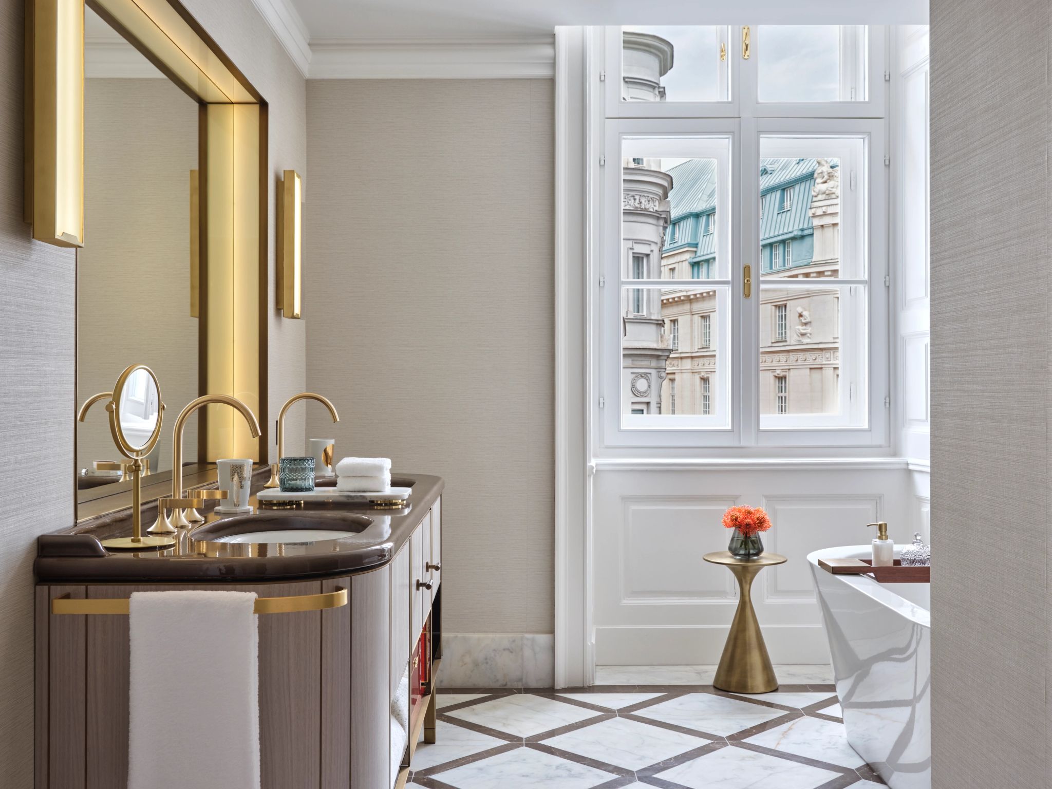 Hofburg Suite vista cidade – banheiro de luxo – banho relaxante
