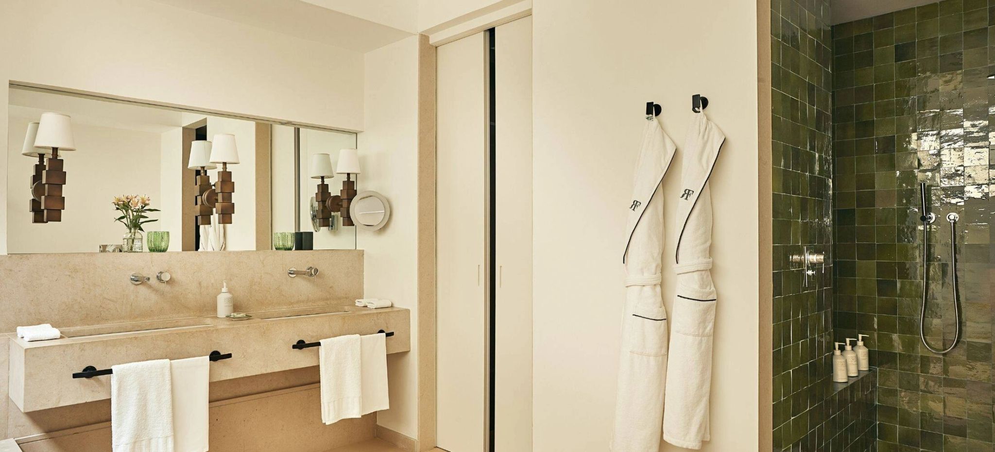 Two-Bedroom Pool Suite banheiro-marmore - banheira-imersao - chuveiro-separado