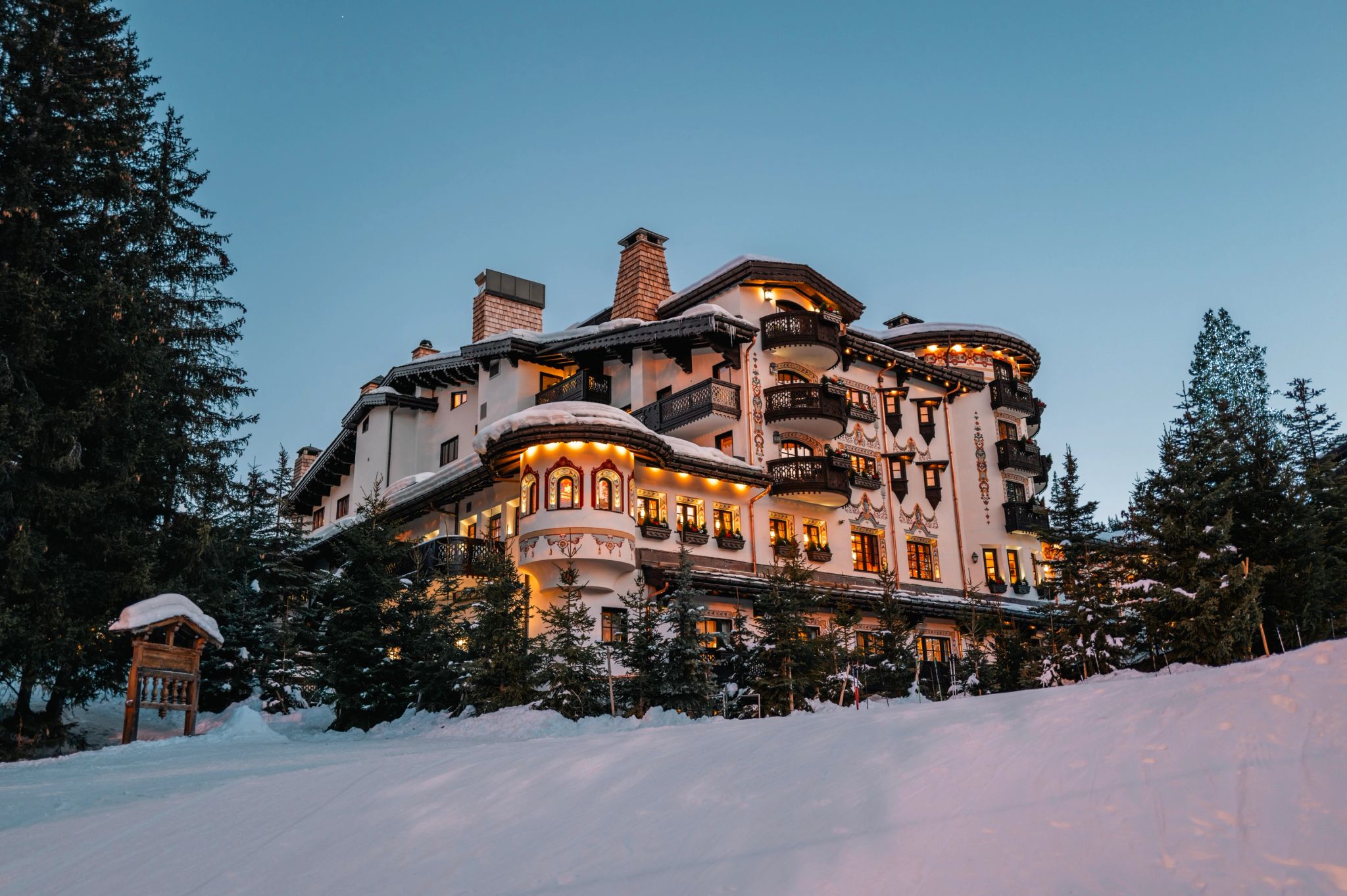 Fachada Les Airelles Courchevel  hotel na neve – neve em courchevel – arquitetura de madeira
