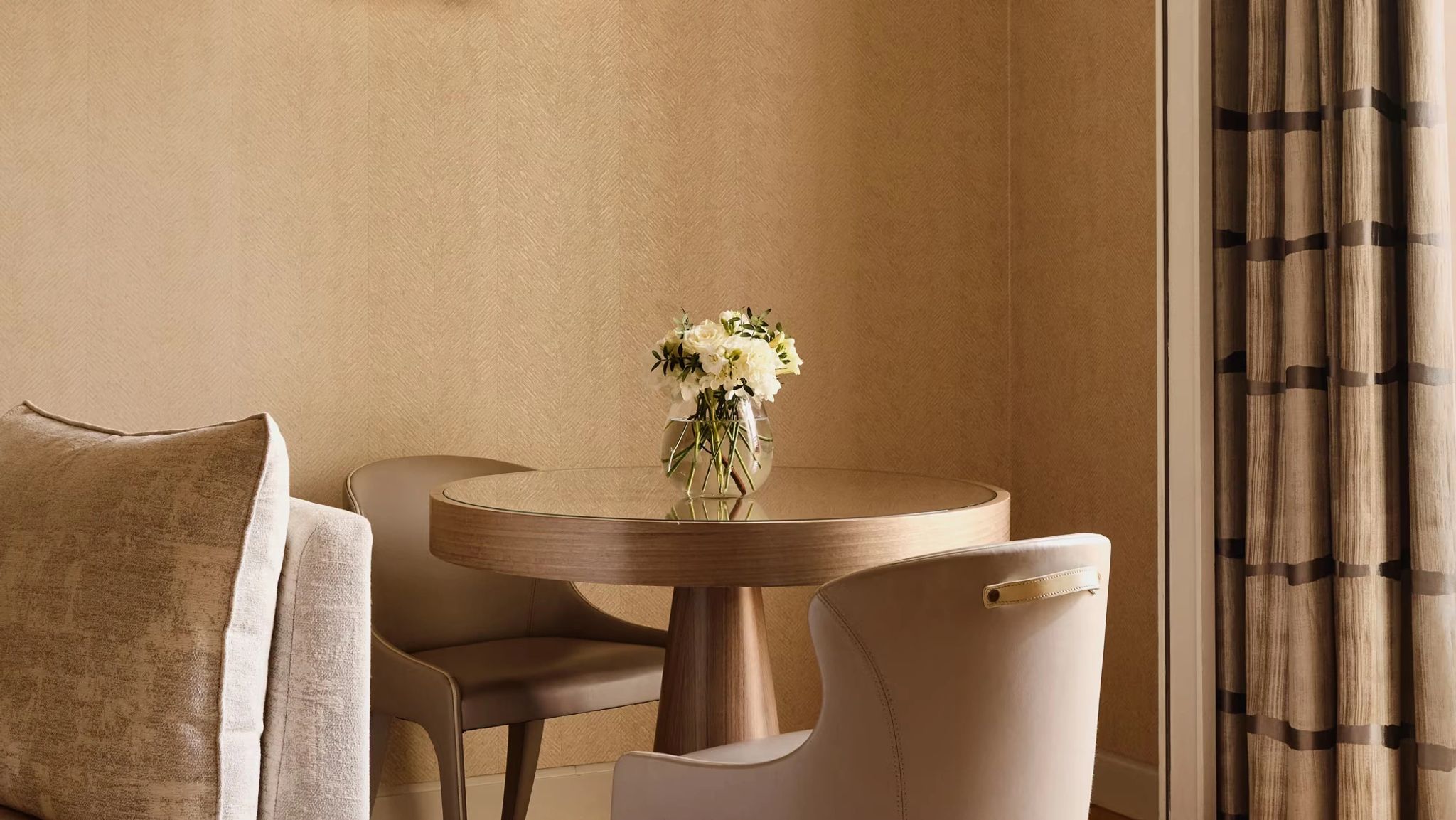 Two Bedroom Chelsea Suite canto do quarto - poltrona listrada redonda - design tons neutros