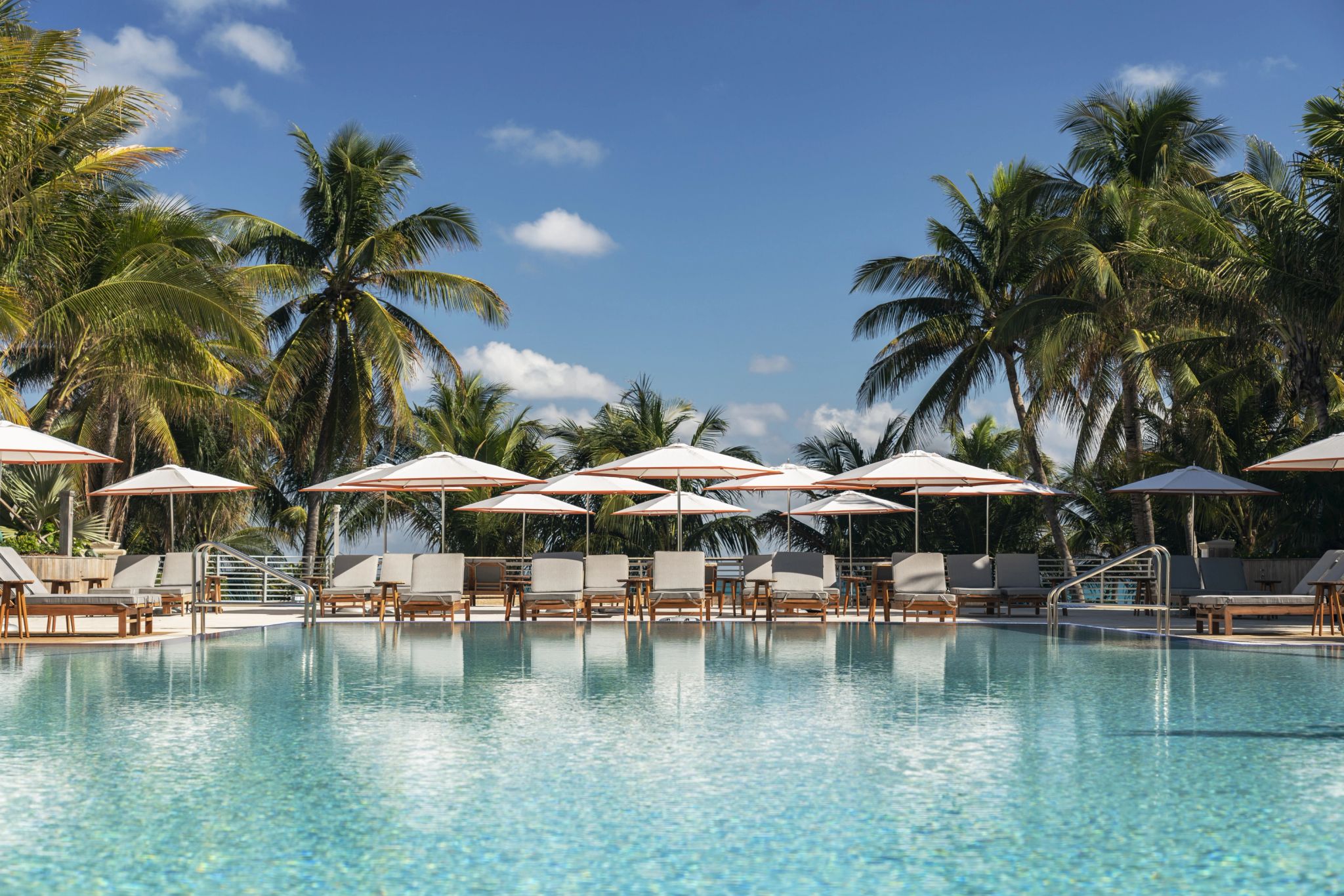 hotel com piscina - piscina externa - lazer ao ar livre