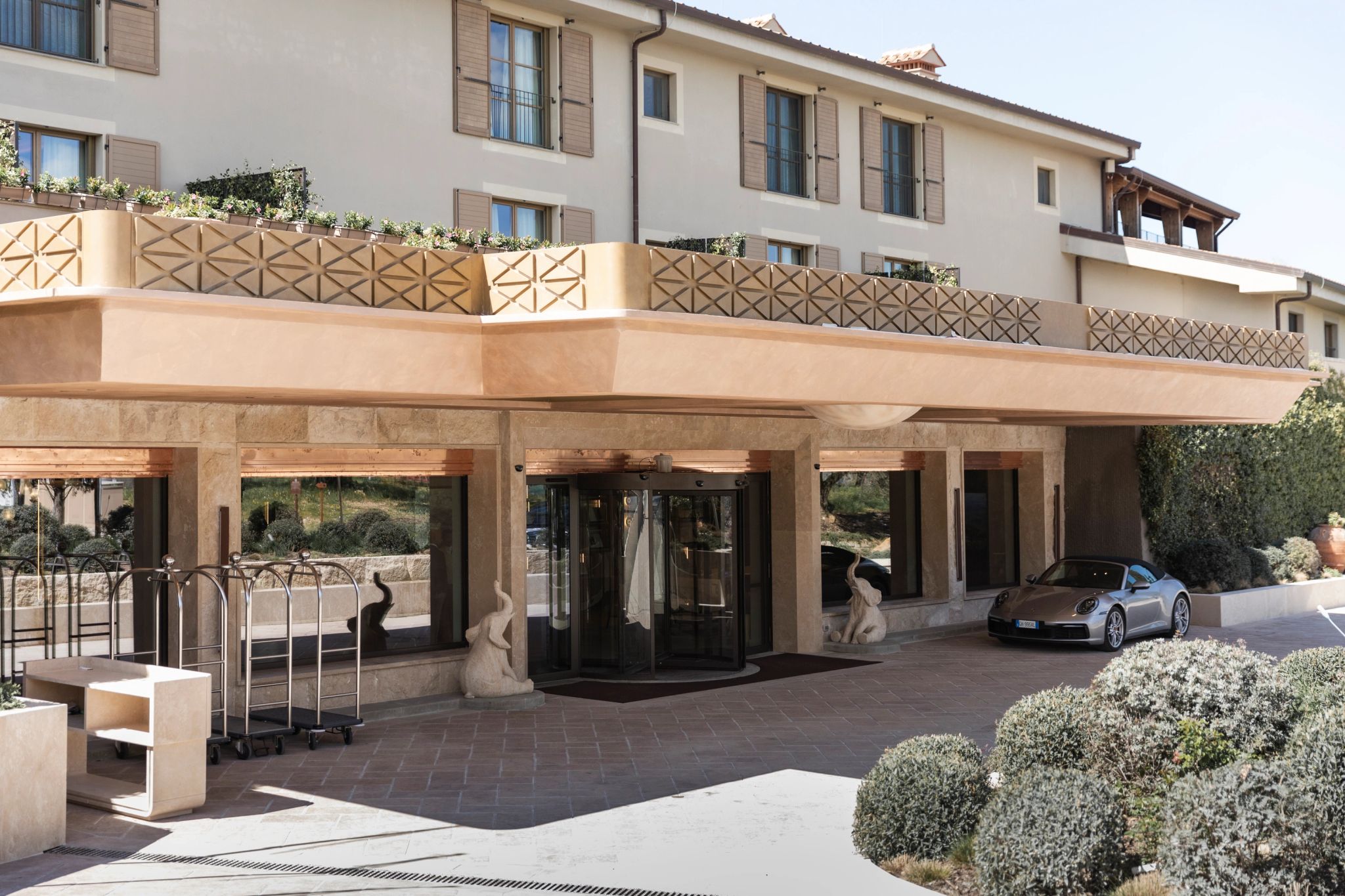 entrada do hotel - serviço de transfer - carro de luxo - hotel de luxo - recepçao hotel