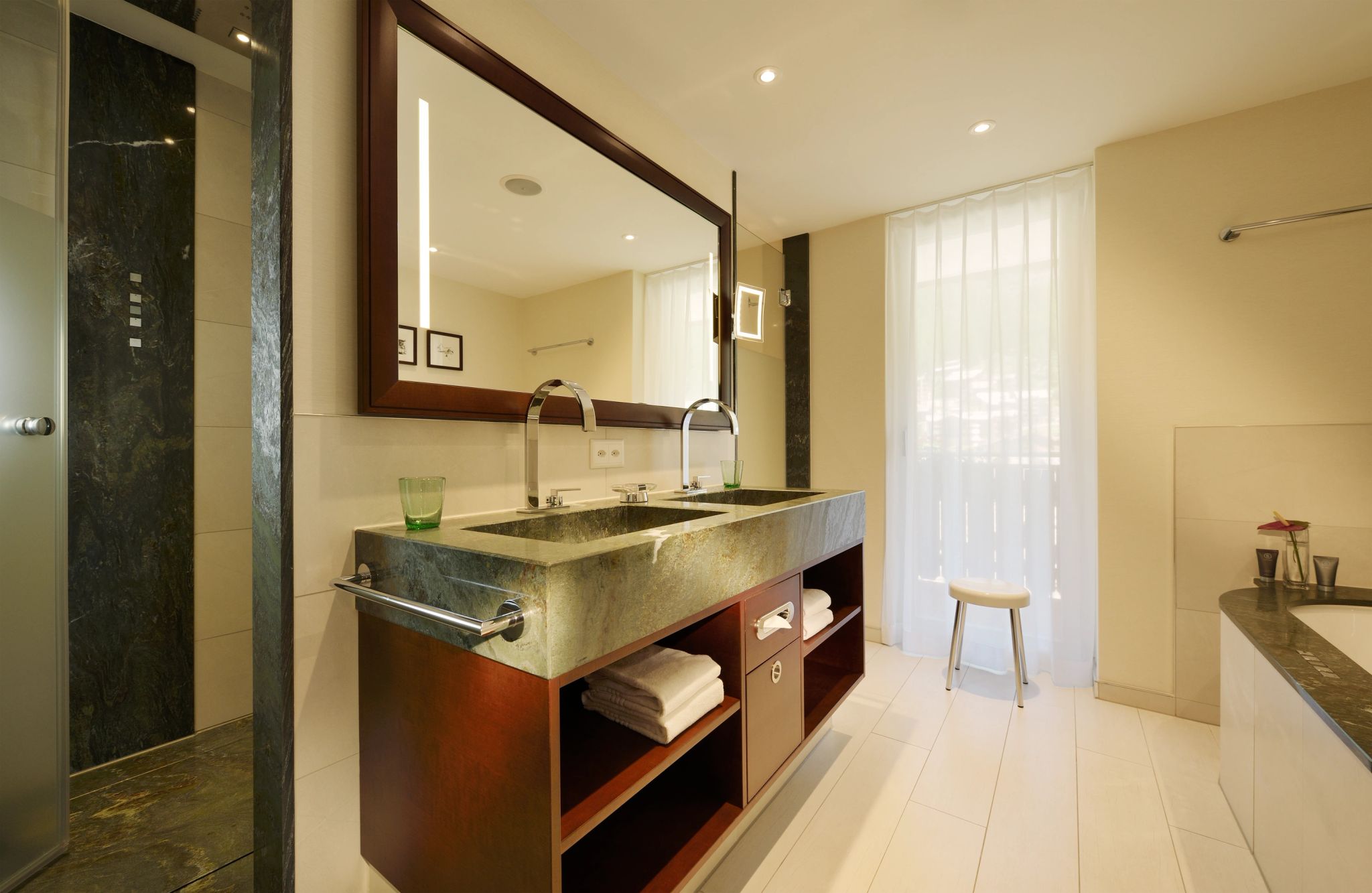 Alpine Junior Suite Matterhorn banheiro de luxo - pia dupla - banho premium