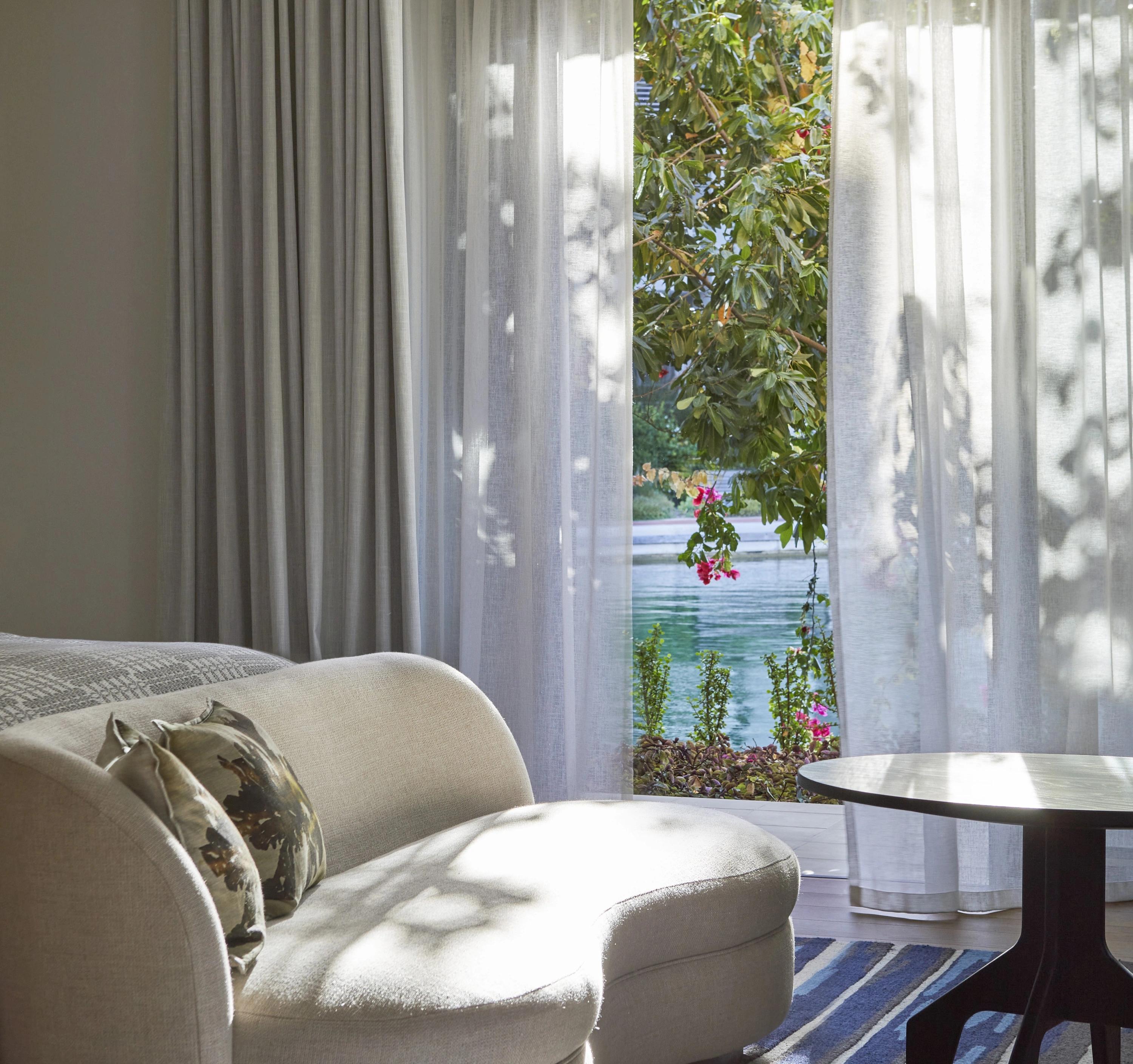 sala moderna - sala de estar - suite vista mar - luz natural - suite com sala