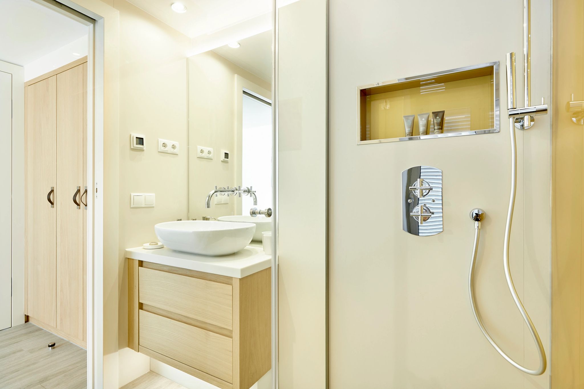 Resort Suite  banheiro com acabamento moderno – experiencia de spa – resort de alto padrao