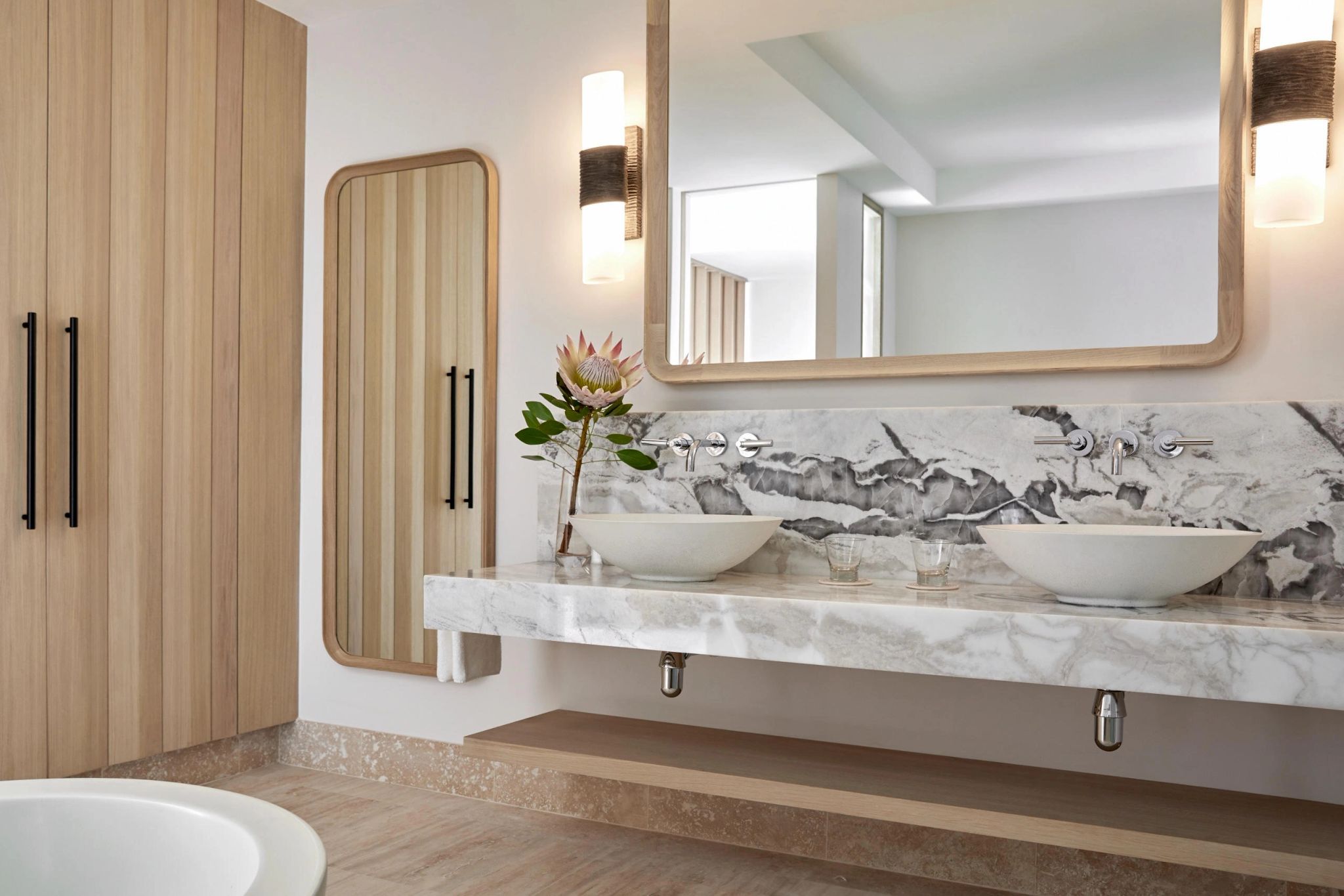 banheira com pia dupla - banheiro em marmore - banheiro de luxo - pia dupla